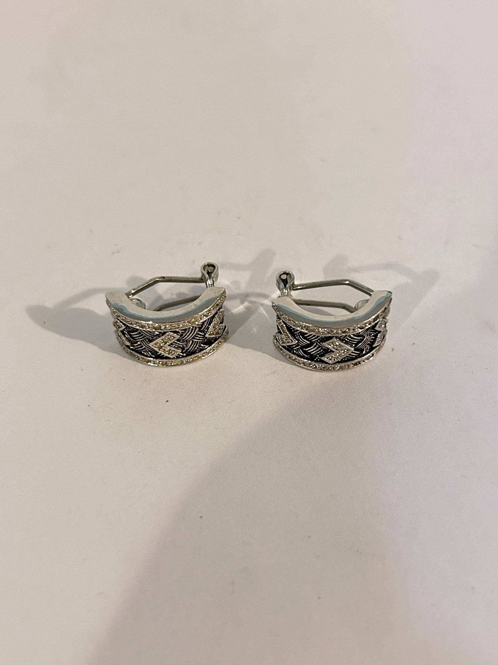 Vintage Silver Tone Rhinestone Earrings: Vintage Silver Tone Rhinestone Earrings Please view all photos as they are part of the description and condition of this Item, Feel free to contact me with questions or picture requests! Used Item AS 