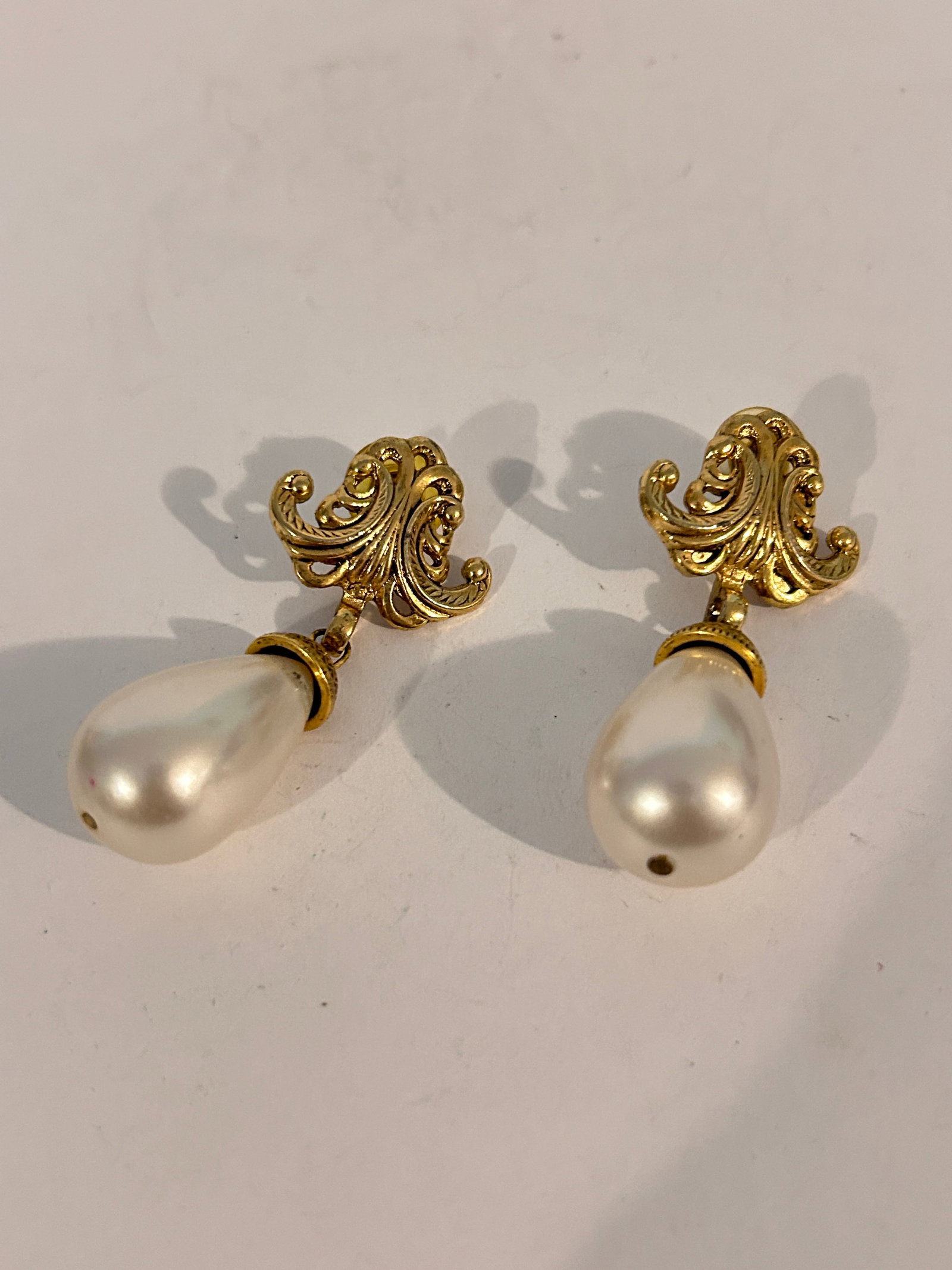 Vintage Gold Tone Faux Pearl Earrings: Vintage Gold Tone Faux Pearl Earrings Please view all photos as they are part of the description and condition of this Item, Feel free to contact me with questions or picture requests! Used Item AS IS