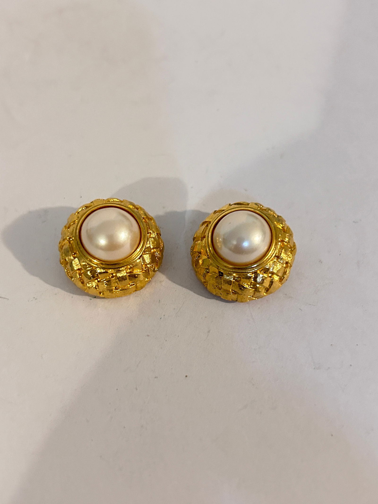 Vintage Gold Tone Faux Pearl heavy Earrings: Vintage Gold Tone Faux Pearl heavy Earrings Please view all photos as they are part of the description and condition of this Item, Feel free to contact me with questions or picture requests! Used Item