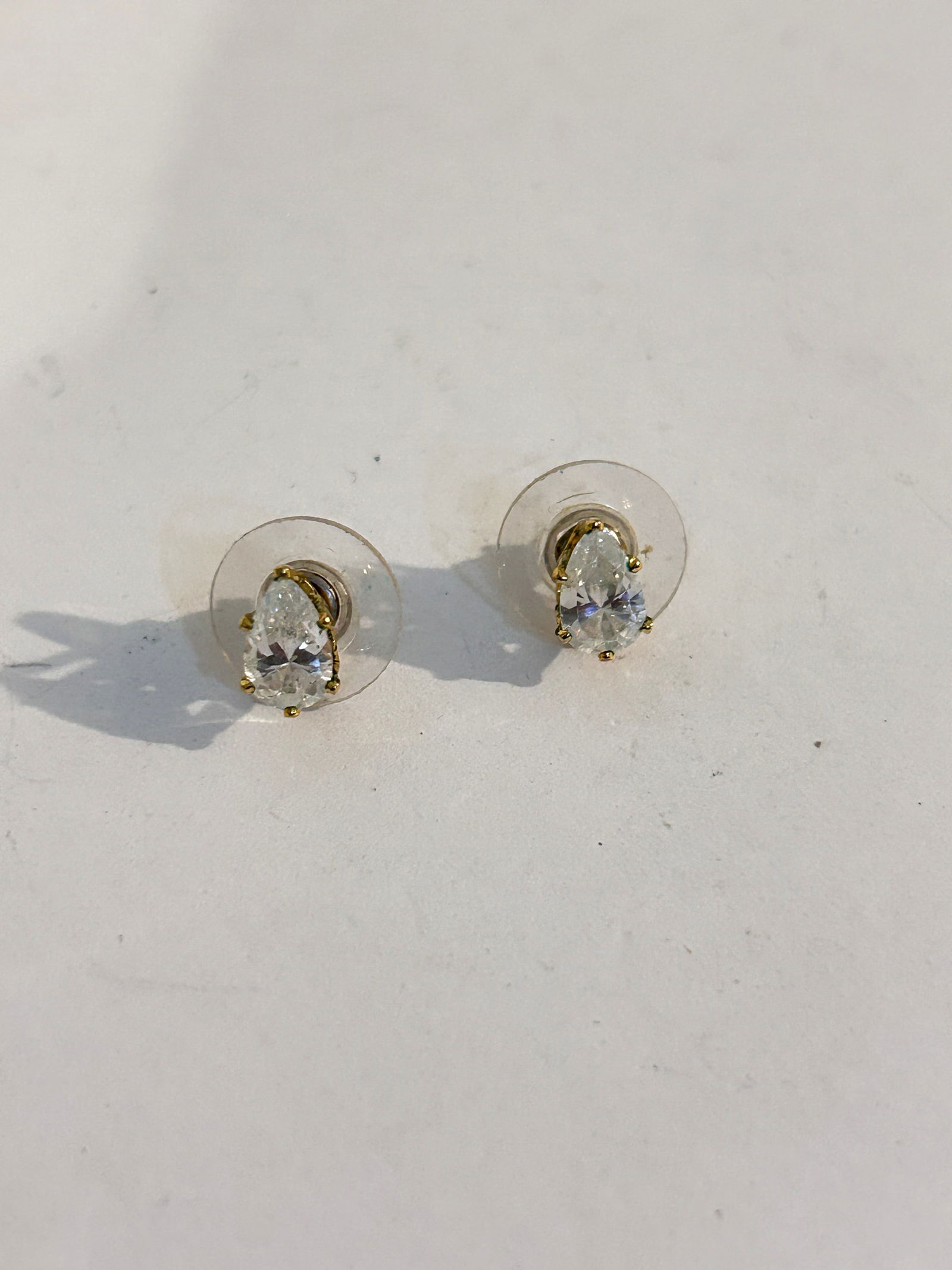 Vintage Gold Tone Rhinestone post Earrings: Vintage Gold Tone Rhinestone post Earrings Please view all photos as they are part of the description and condition of this Item, Feel free to contact me with questions or picture requests! Used Item