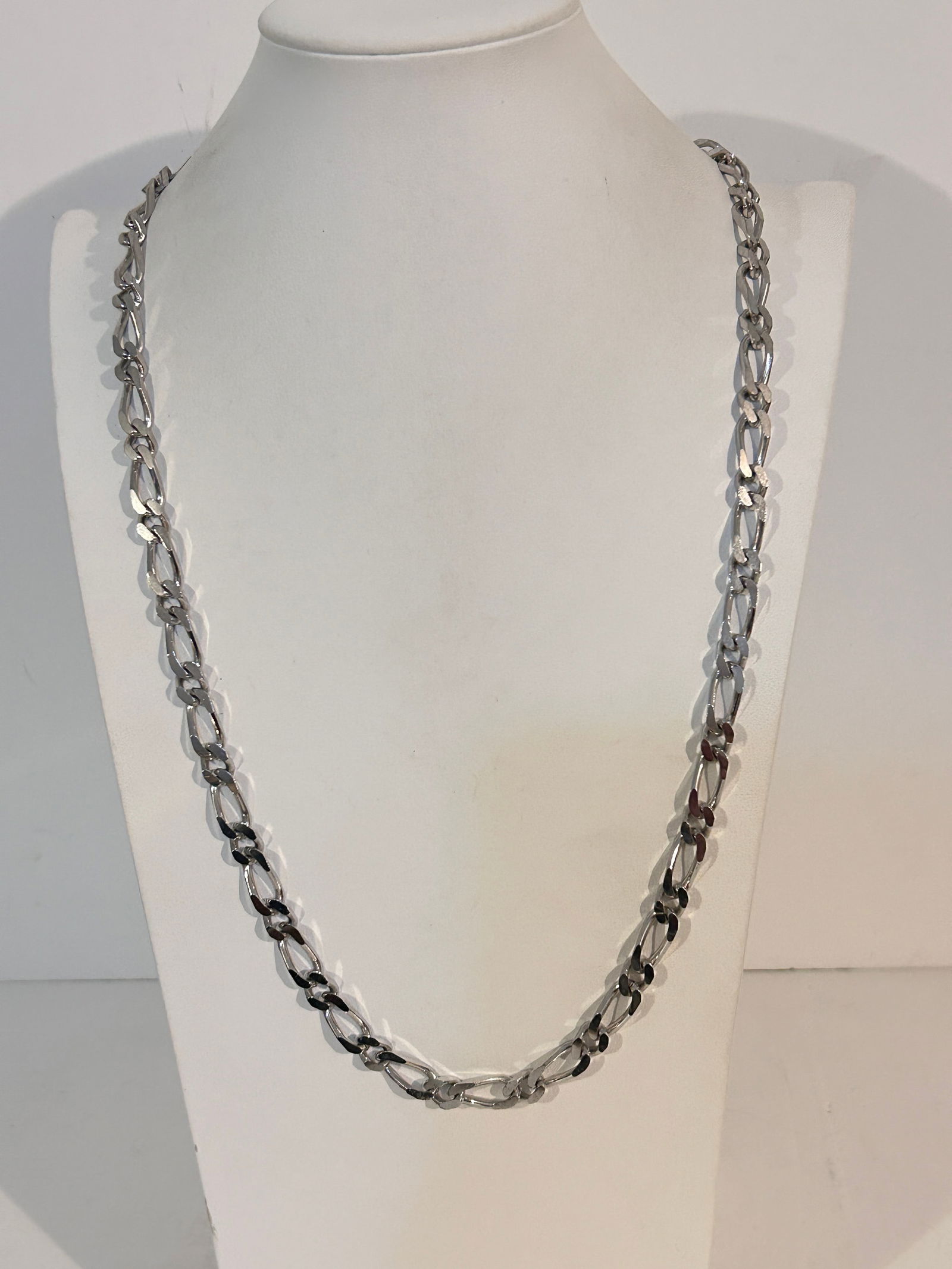 Vintage Monet heavy duty chain Necklace 29": Vintage Monet heavy duty chain Necklace 29" Please view all photos as they are part of the description and condition of this Item, Feel free to contact me with questions or picture requests! Used Item