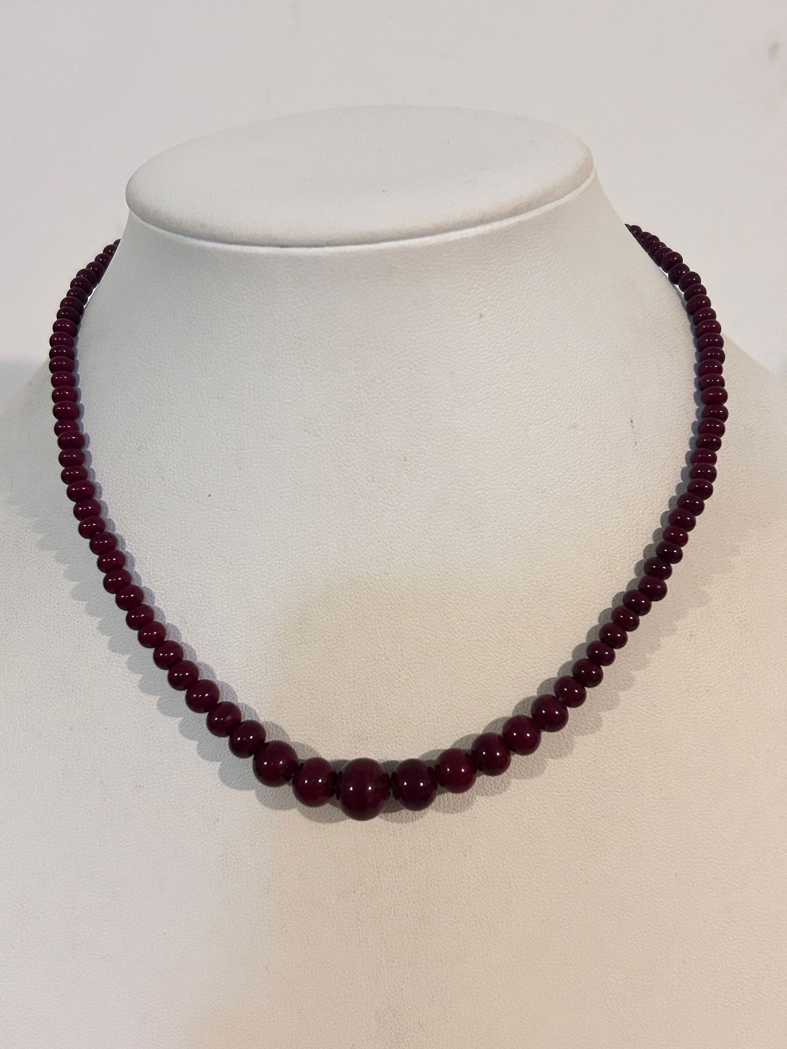 Vintage old Red Jasper Graduated bead Necklace 15": Vintage old Red Jasper Graduated bead Necklace 15" Please view all photos as they are part of the description and condition of this Item, Feel free to contact me with questions or picture requests! Us