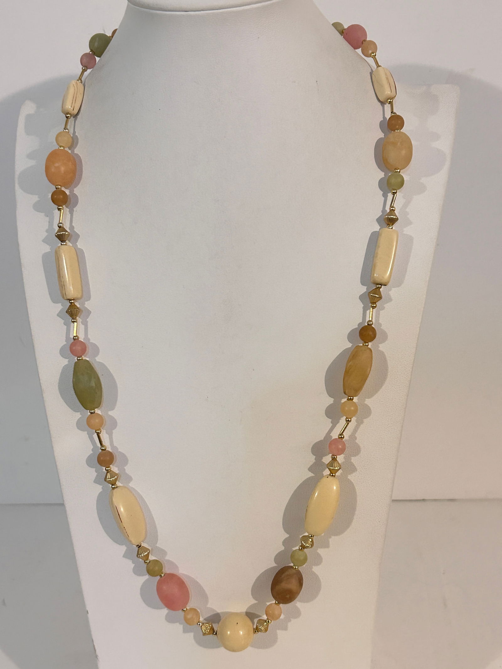 Vintage Acrylic Bead Necklace 28": Vintage Acrylic Bead Necklace 28" Please view all photos as they are part of the description and condition of this Item, Feel free to contact me with questions or picture requests! Used Item AS IS