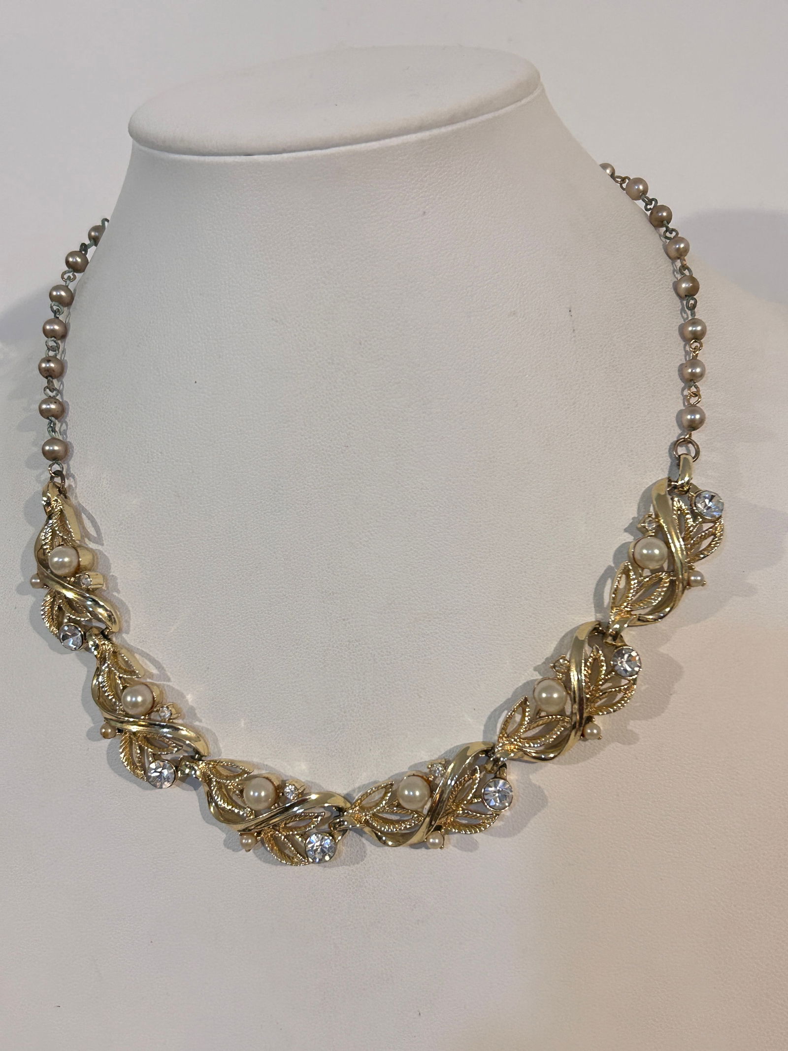 Vintage Lisner Faux Pearl Rhinestone Necklace 18": Vintage Lisner Faux Pearl Rhinestone Necklace 18" Please view all photos as they are part of the description and condition of this Item, Feel free to contact me with questions or picture requests! Use