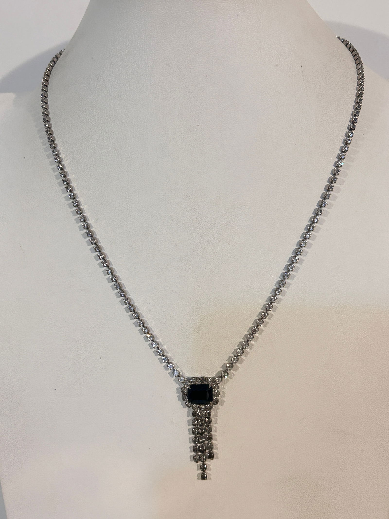 Vintage Rhinestone Necklace 19": Vintage Rhinestone Necklace 19" Please view all photos as they are part of the description and condition of this Item, Feel free to contact me with questions or picture requests! Used Item AS IS