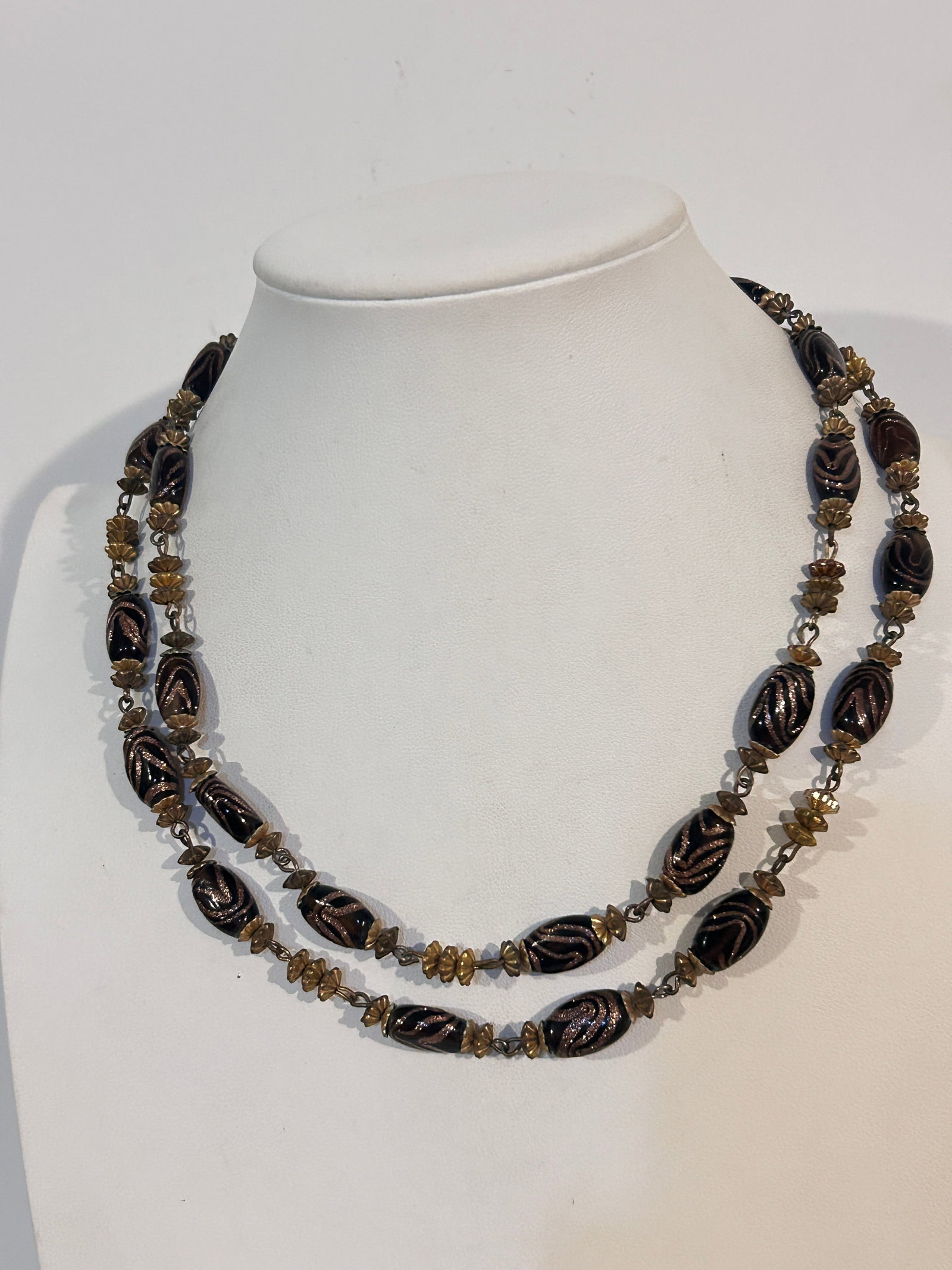 Vintage Murano Glass 1900s brass Necklace 36": Vintage Murano Glass 1900s brass Necklace 36" Please view all photos as they are part of the description and condition of this Item, Feel free to contact me with questions or picture requests! Used It