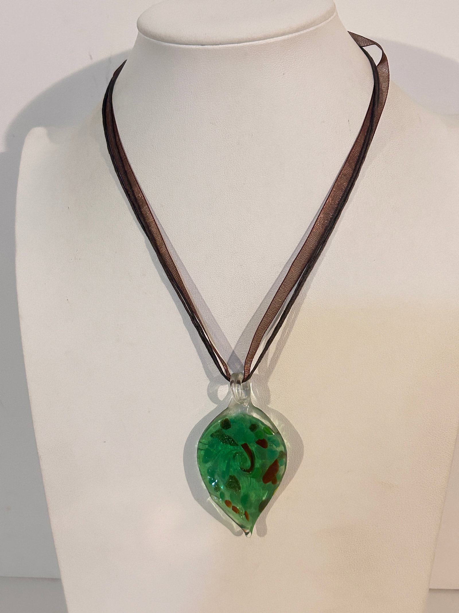 Vintage green glass Murano pendant Necklace 18": Vintage green glass Murano pendant Necklace 18" Please view all photos as they are part of the description and condition of this Item, Feel free to contact me with questions or picture requests! Used 