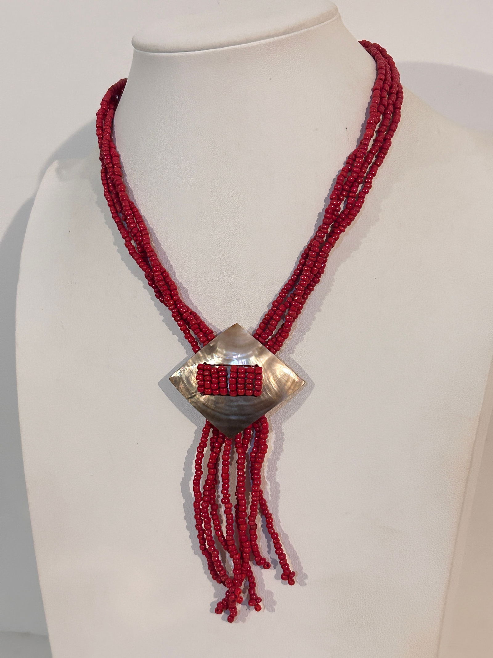 Vintage Jasper beaded mother of pearl Necklace 16": Vintage Jasper beaded mother of pearl Necklace 16" Please view all photos as they are part of the description and condition of this Item, Feel free to contact me with questions or picture requests! Us