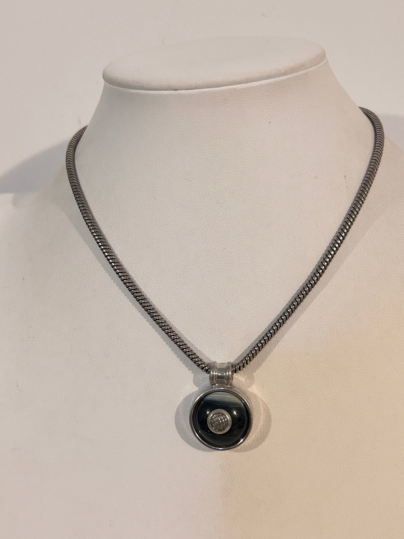 Vintage Ben-Amun pendant Necklace 15": Vintage Ben-Amun pendant Necklace 15" Please view all photos as they are part of the description and condition of this Item, Feel free to contact me with questions or picture requests! Used Item AS IS