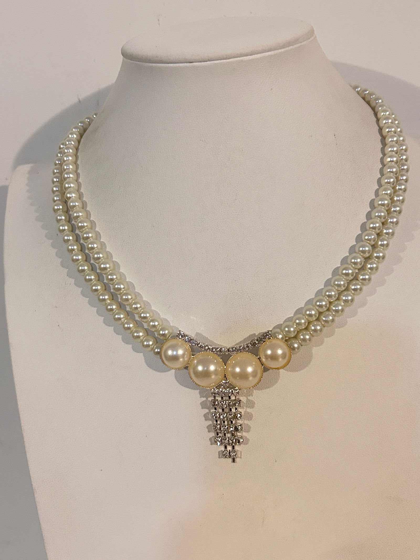 Vintage Faux Pearl Elegant bead Necklace 16" (1 of 5)