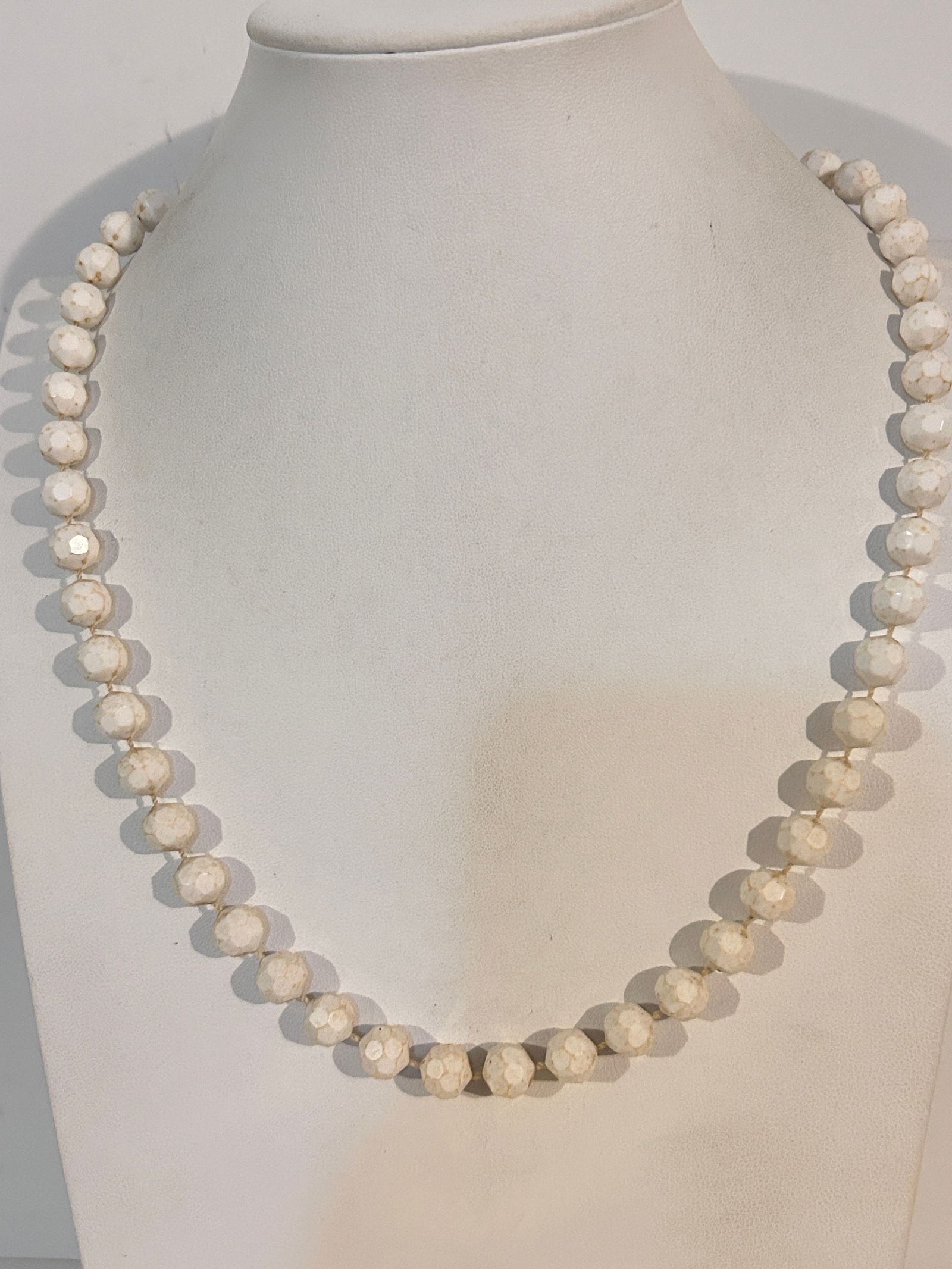 Vintage White Acrylic bead Necklace 22": Vintage White Acrylic bead Necklace 22" Please view all photos as they are part of the description and condition of this Item, Feel free to contact me with questions or picture requests! Used Item AS