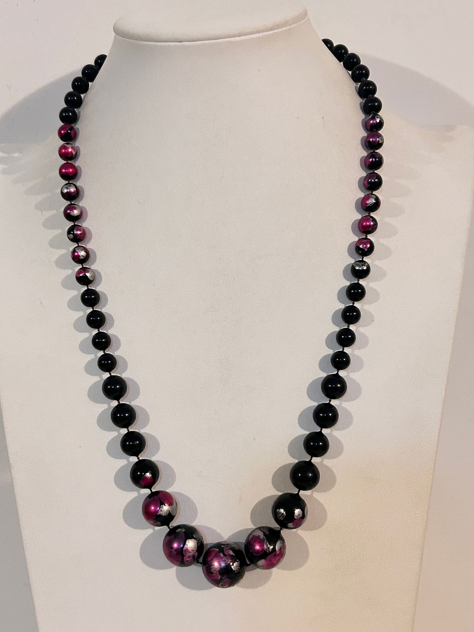 Vintage graduating bead Necklace 22": Vintage graduating bead Necklace 22" Please view all photos as they are part of the description and condition of this Item, Feel free to contact me with questions or picture requests! Used Item AS IS