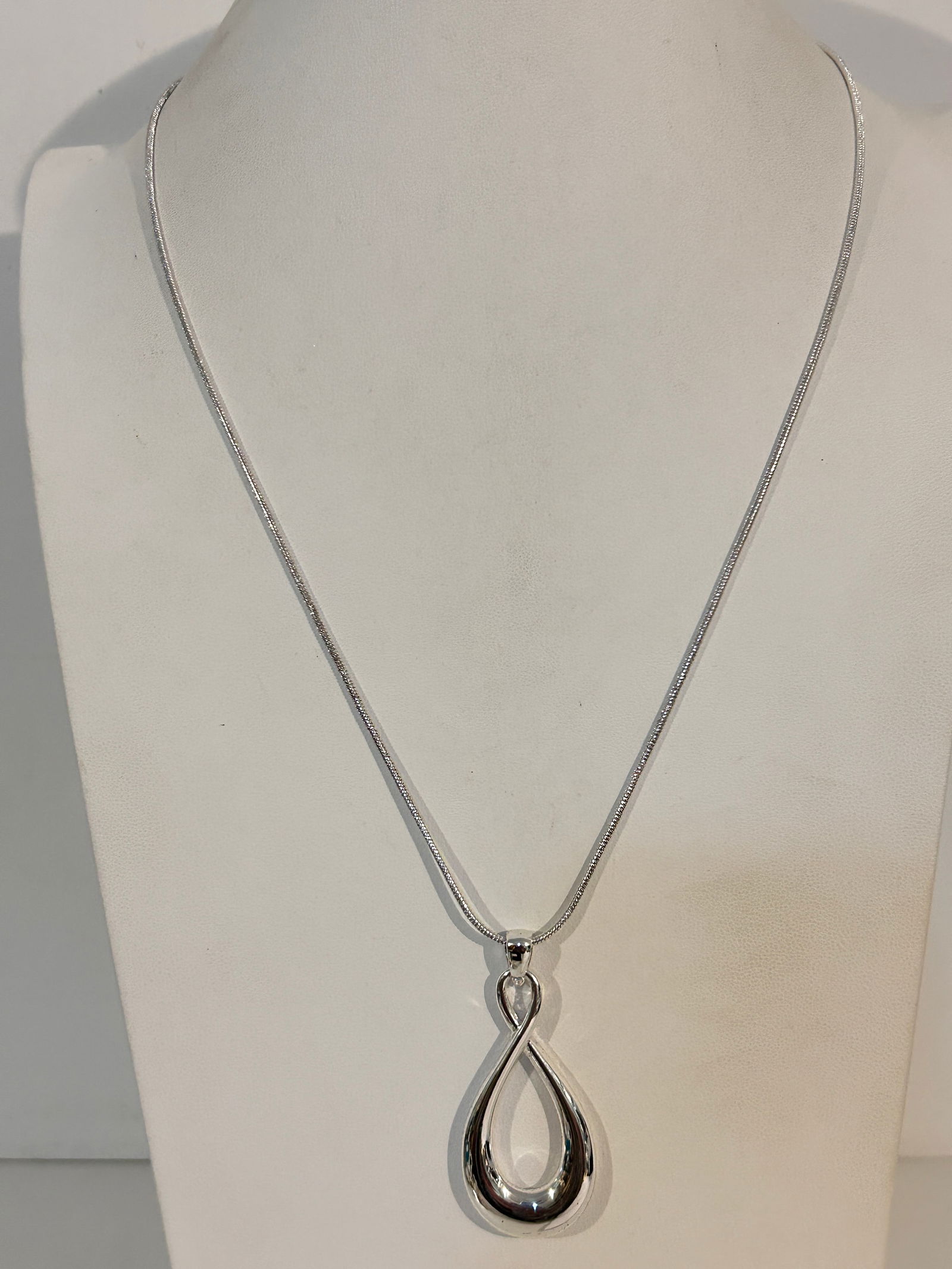 Vintage Silver Tone Pendant Necklace 24" (1 of 4)