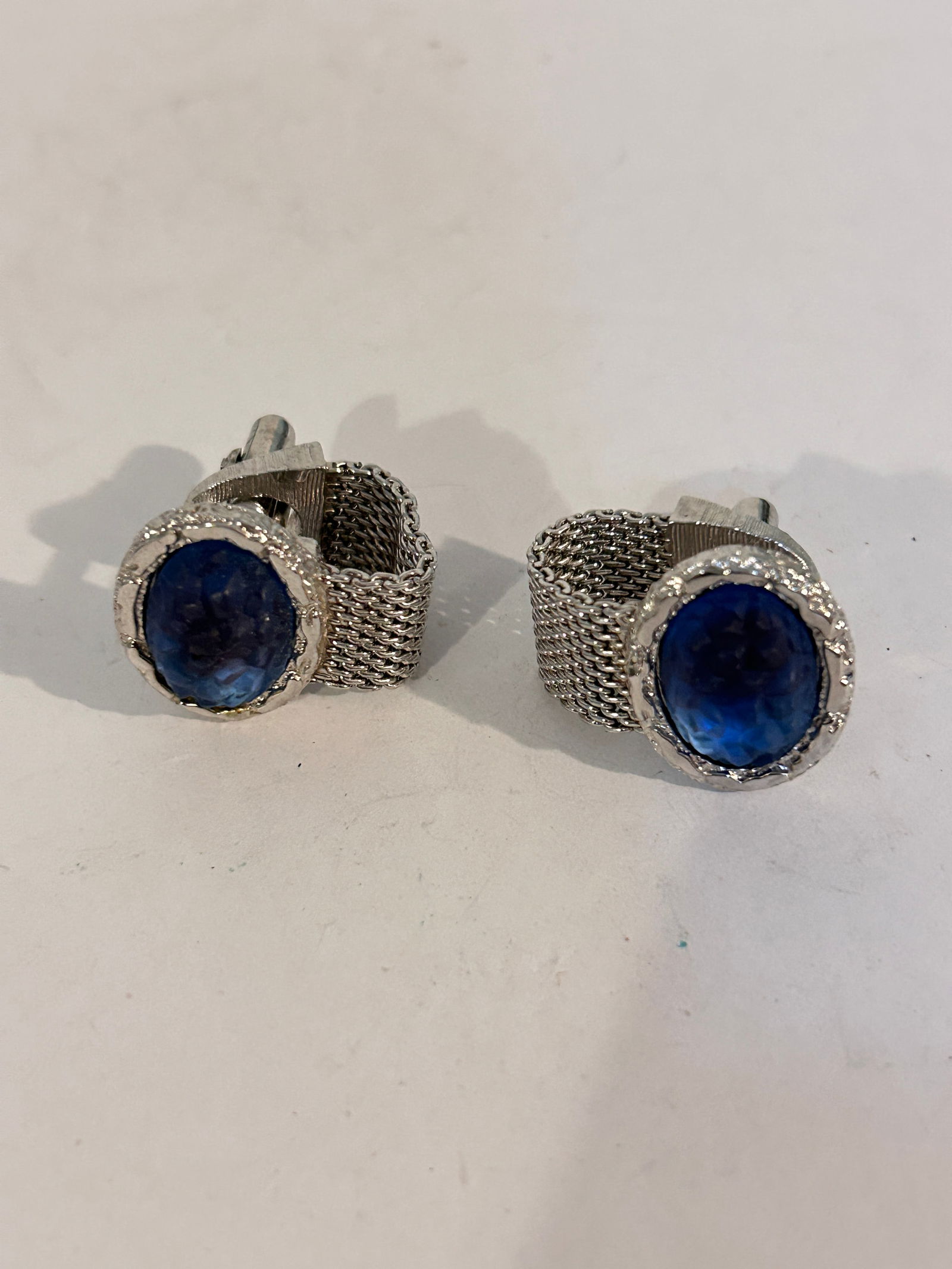 Vintage Silver Tone Cufflinks: Vintage Silver Tone Cufflinks Please view all photos as they are part of the description and condition of this Item, Feel free to contact me with questions or picture requests! Used Item AS IS