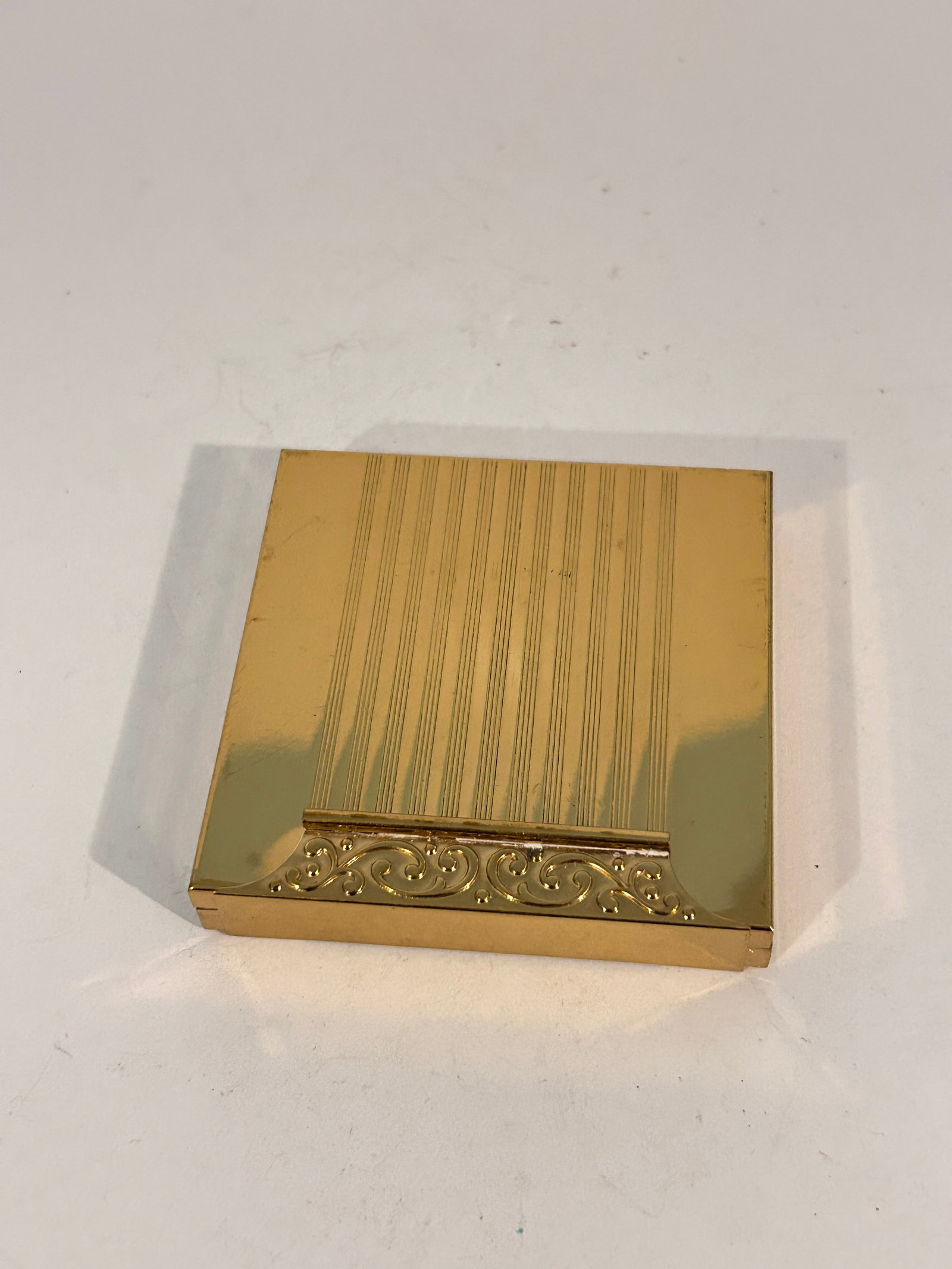 Vintage Avon Powder Gold tone mirror Compact: Vintage Avon Powder Gold tone mirror Compact Please view all photos as they are part of the description and condition of this Item, Feel free to contact me with questions or picture requests! Used Ite