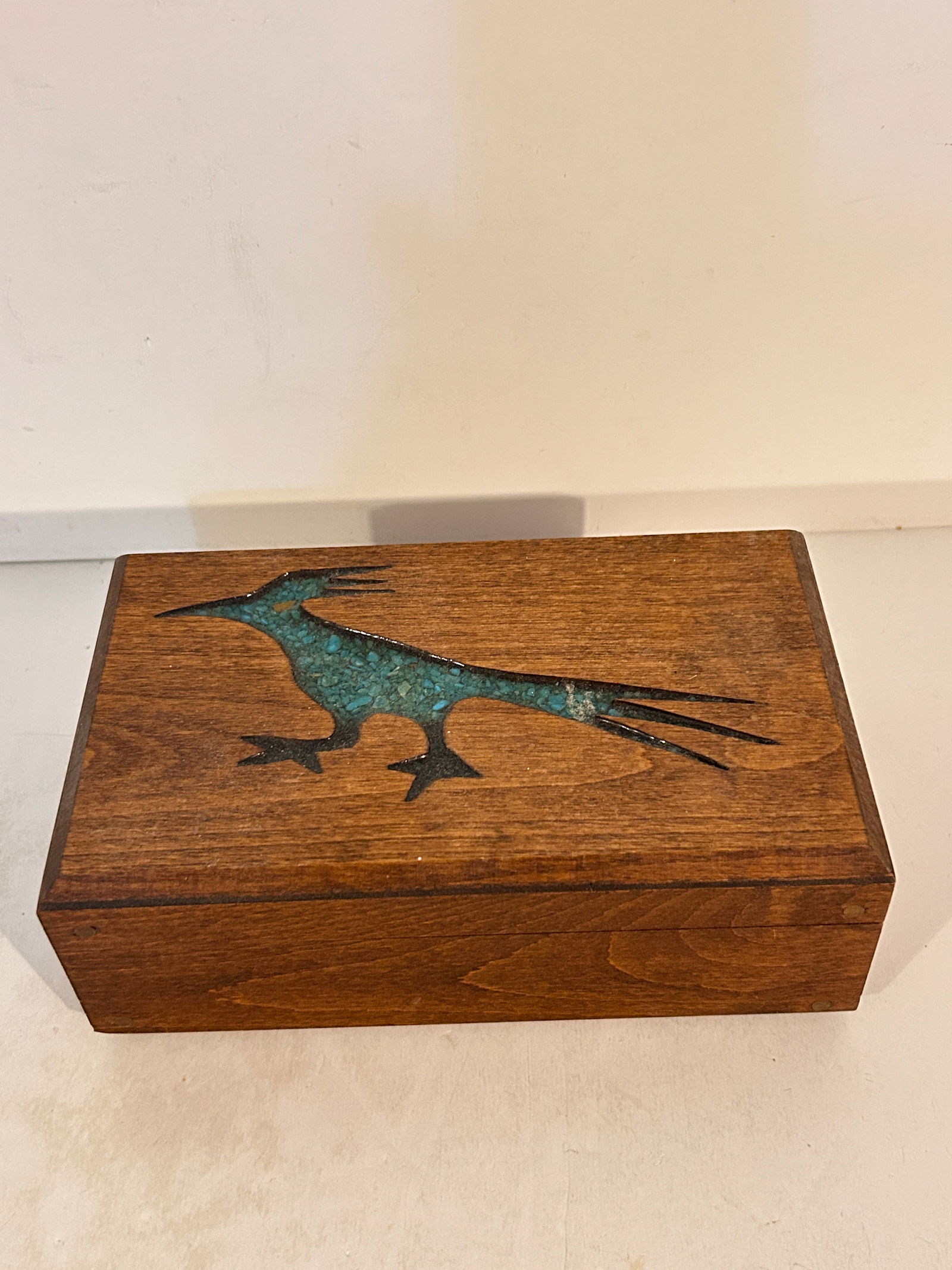Vintage wooden roadrunner Jewelry Box: Vintage wooden roadrunner Jewelry Box Please view all photos as they are part of the description and condition of this Item, Feel free to contact me with questions or picture requests! Used Item AS IS