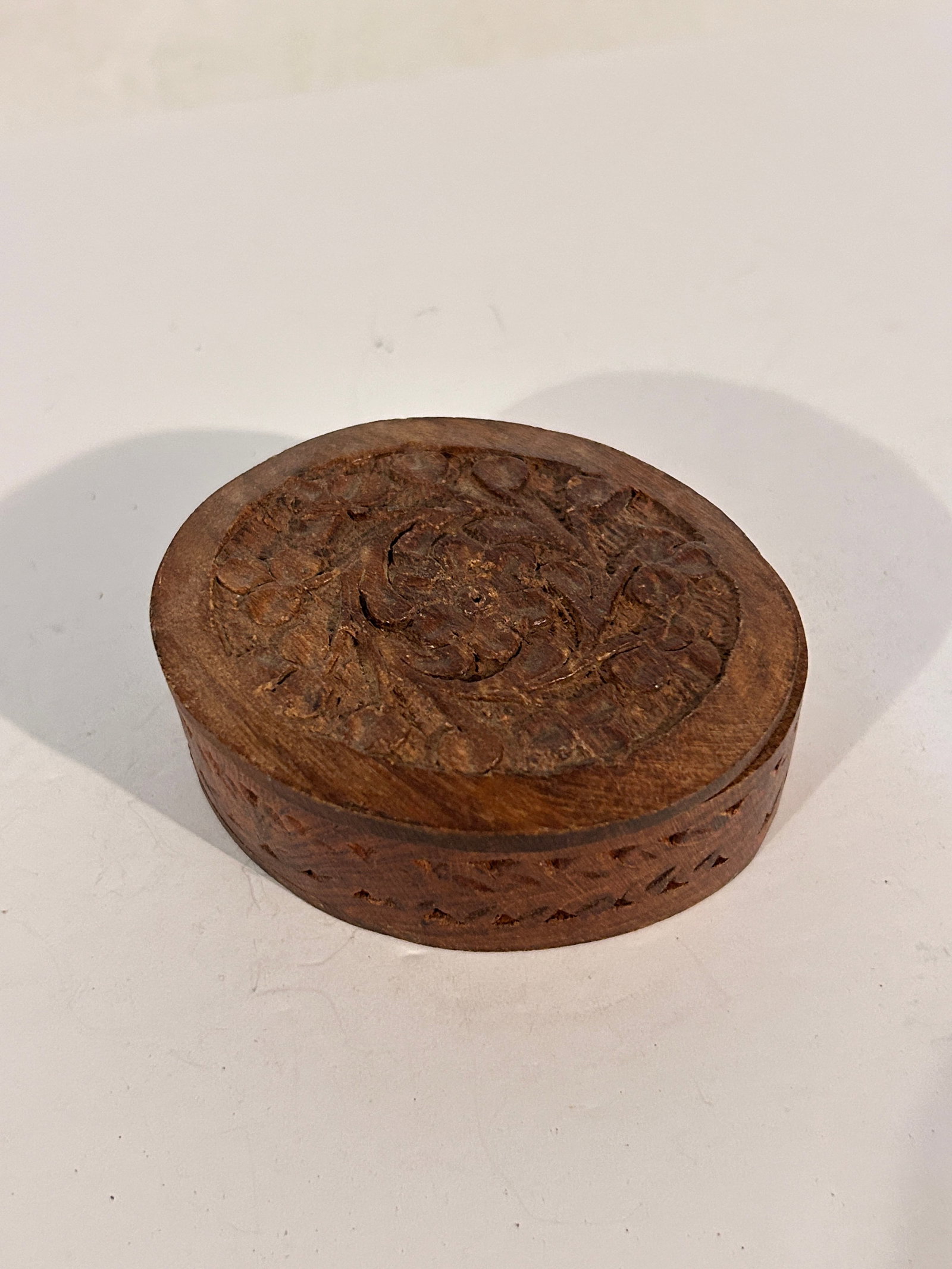 Vintage Carved wooden box: Vintage Carved wooden box Please view all photos as they are part of the description and condition of this Item, Feel free to contact me with questions or picture requests! Used Item AS IS