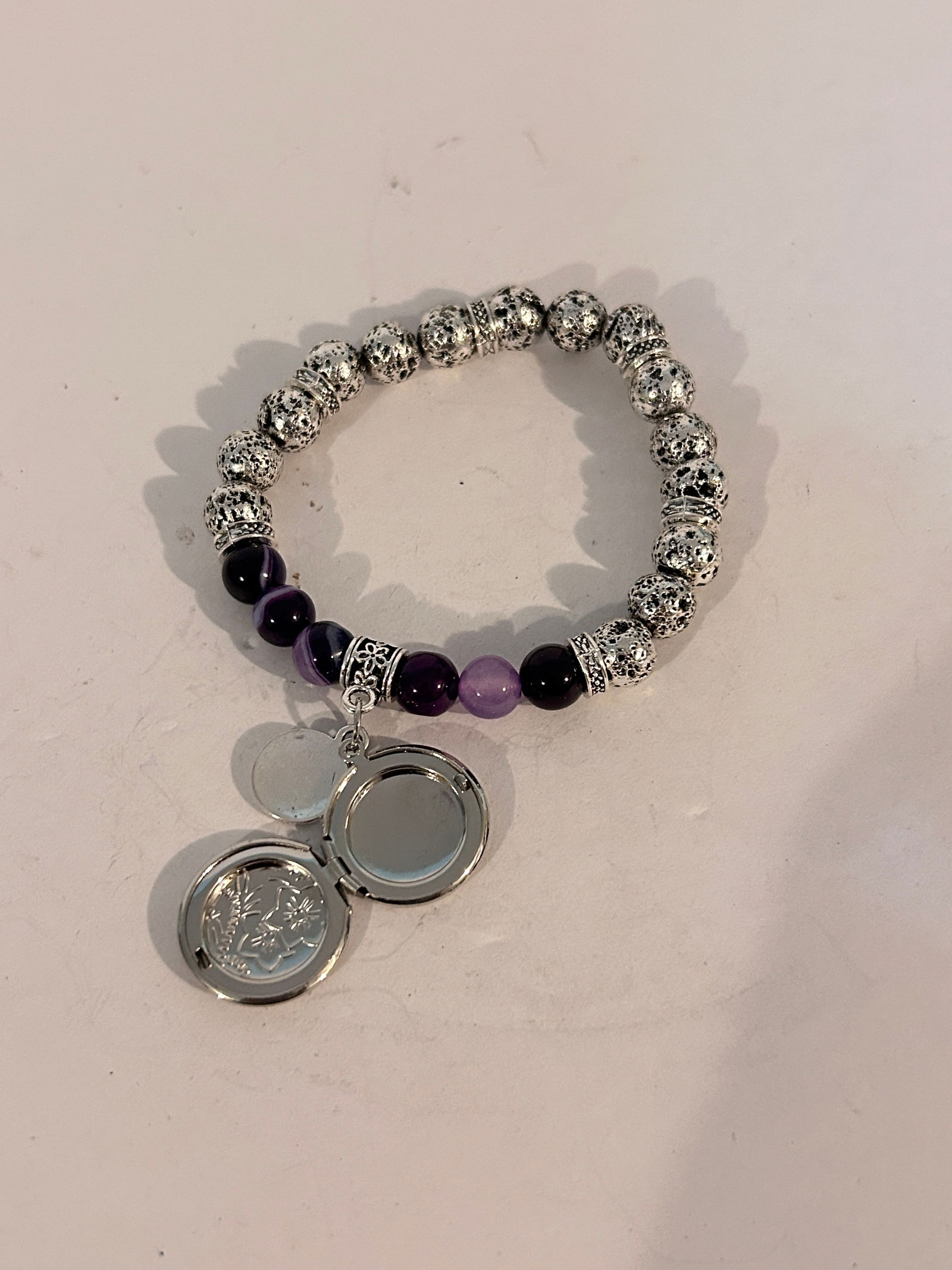 Vintage Believe Bracelet stretch: Vintage Believe Bracelet stretch Please view all photos as they are part of the description and condition of this Item, Feel free to contact me with questions or picture requests! Used Item AS IS