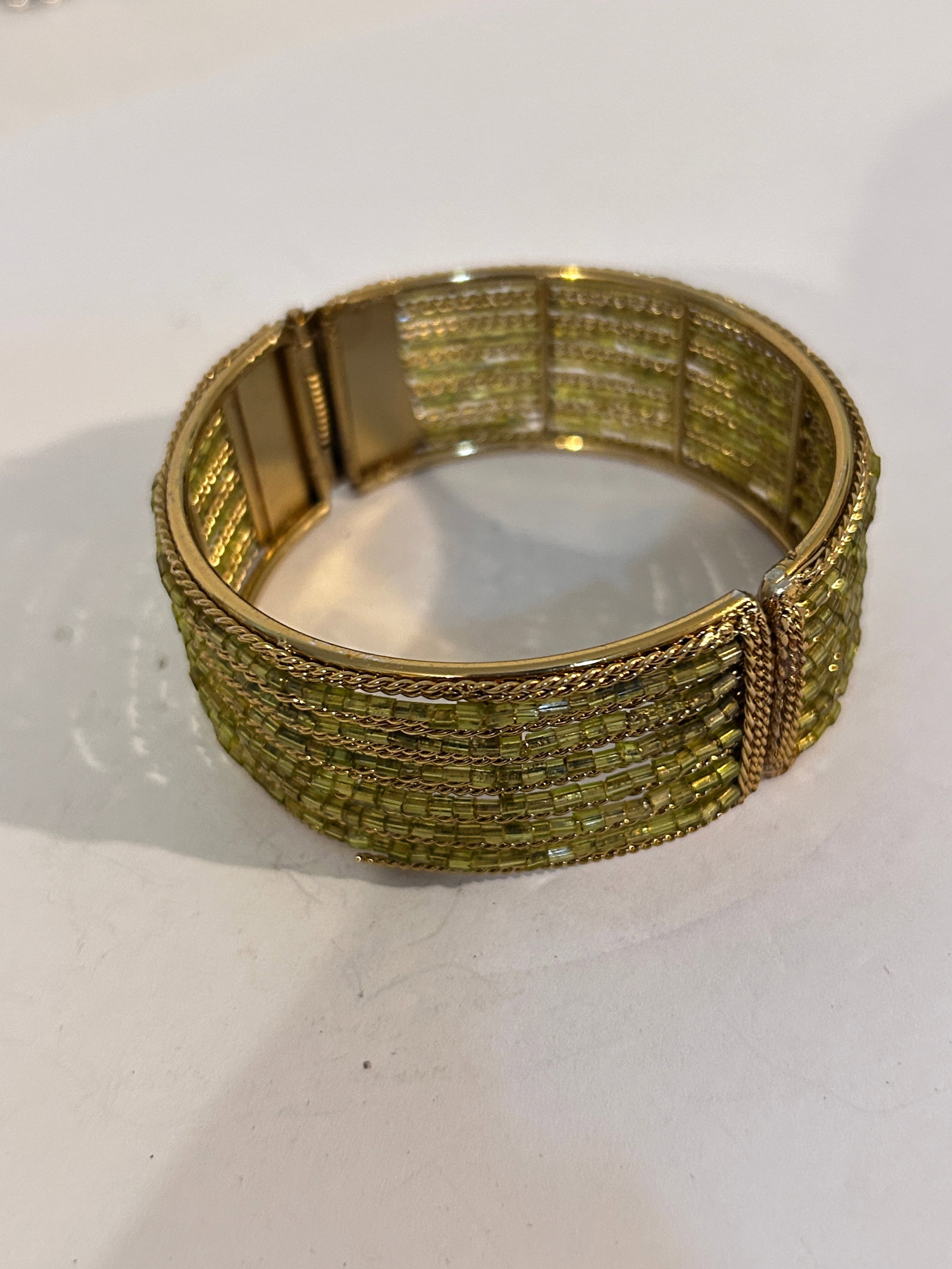 Vintage Hinged green Bracelet 8": Vintage Hinged green Bracelet 8" Please view all photos as they are part of the description and condition of this Item, Feel free to contact me with questions or picture requests! Used Item AS IS