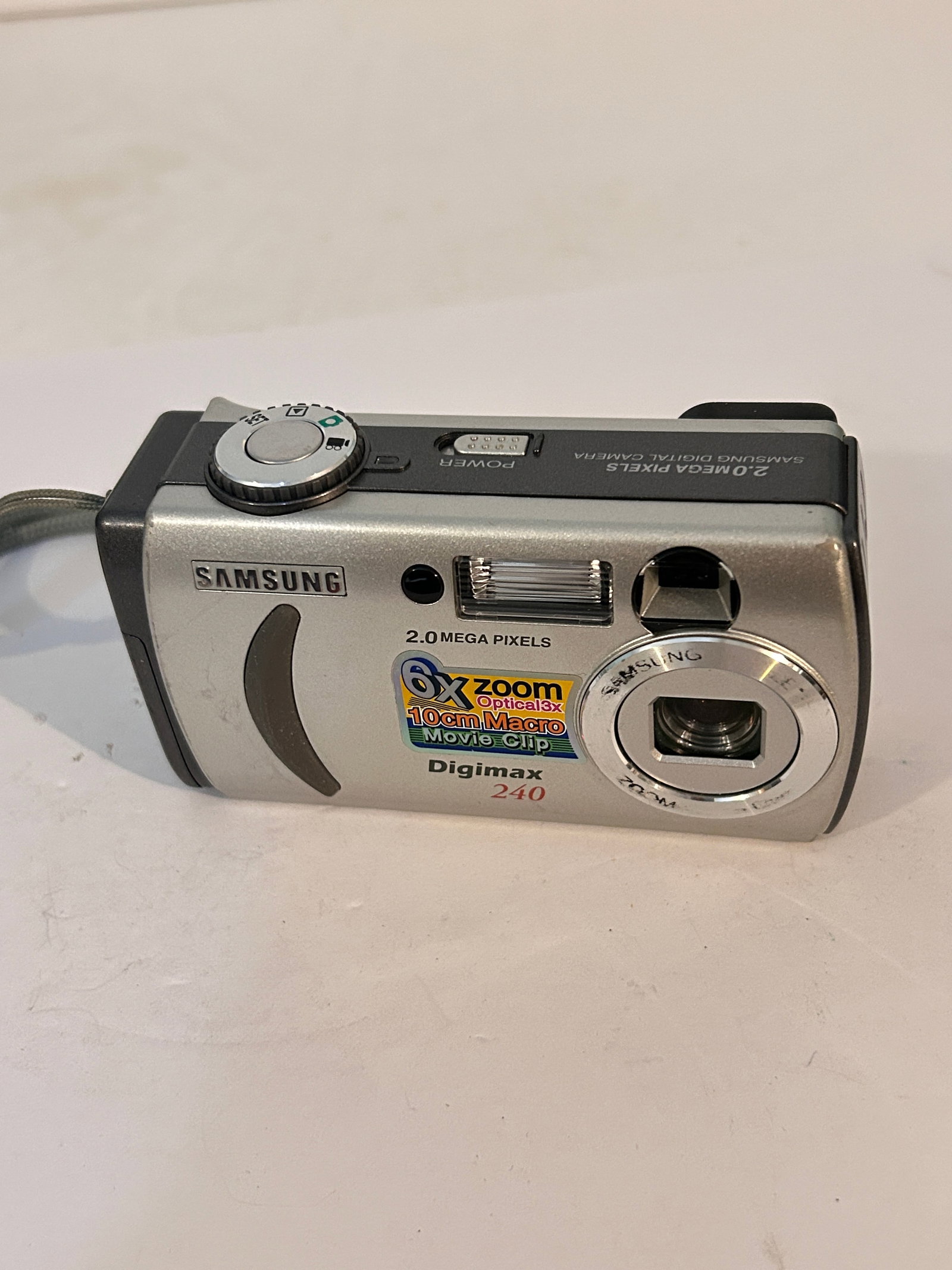 Vintage Samsung Digimax 240 Camera: Vintage Samsung Digimax 240 Camera Please view all photos as they are part of the description and condition of this Item, Feel free to contact me with questions or picture requests! Used Item AS IS