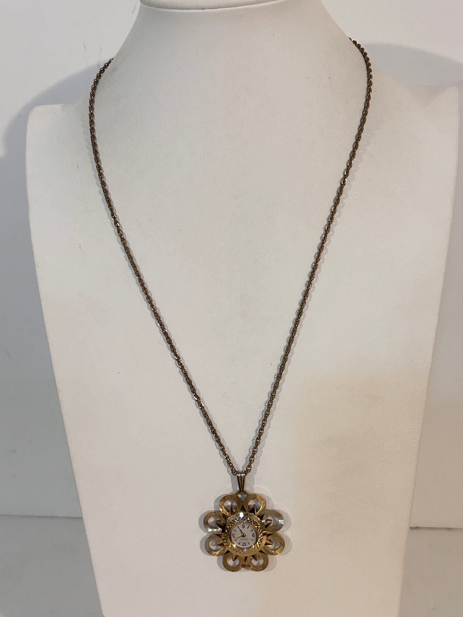 Vintage Watch Caravelle mech working Pendant Necklace: Vintage Watch Caravelle mech working Pendant Necklace Please view all photos as they are part of the description and condition of this Item, Feel free to contact me with questions or picture requests!
