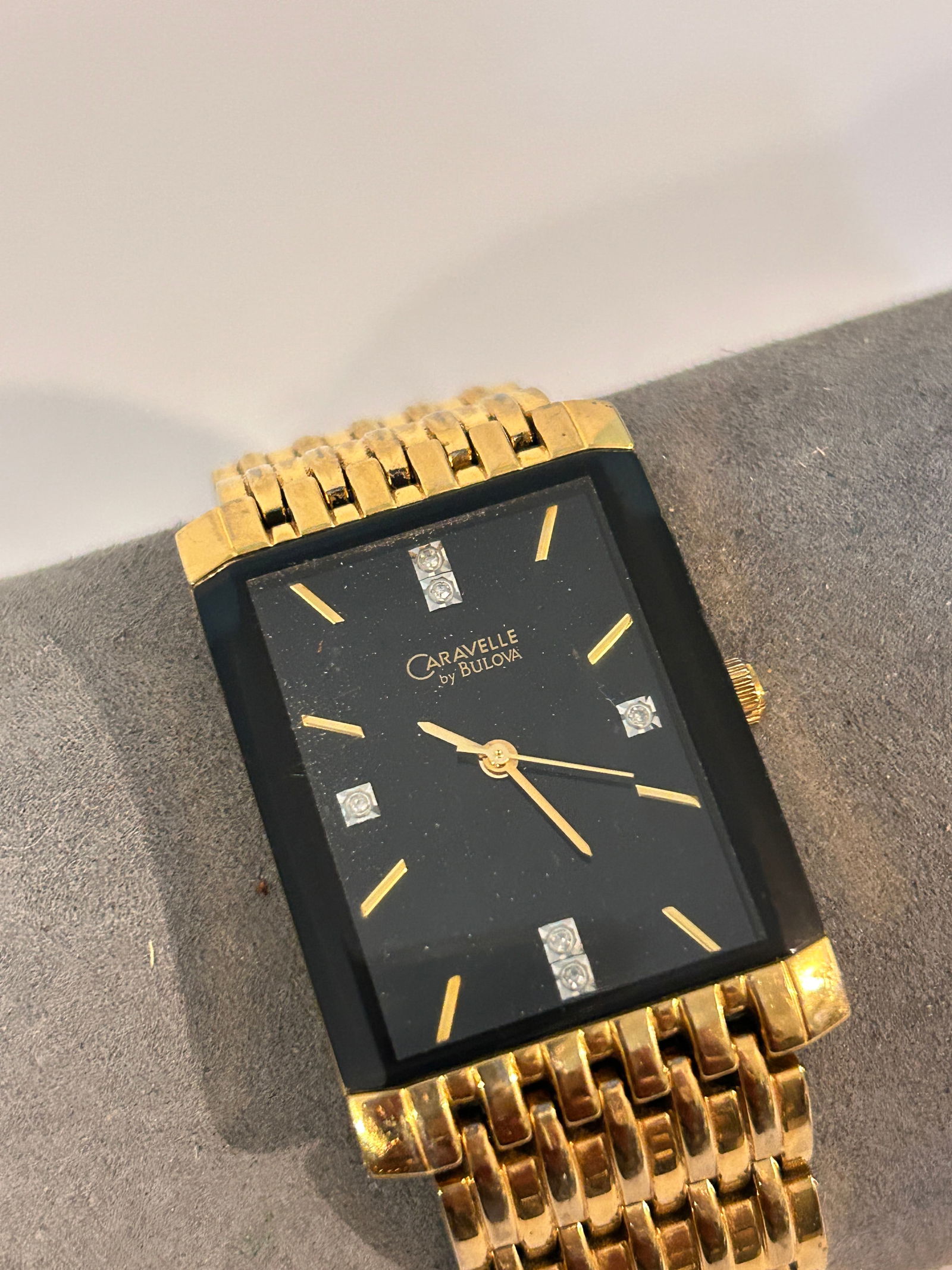 Vintage Caravelle by Bulova working Quartz Watch: Vintage Caravelle by Bulova working Quartz Watch Please view all photos as they are part of the description and condition of this Item, Feel free to contact me with questions or picture requests! Used