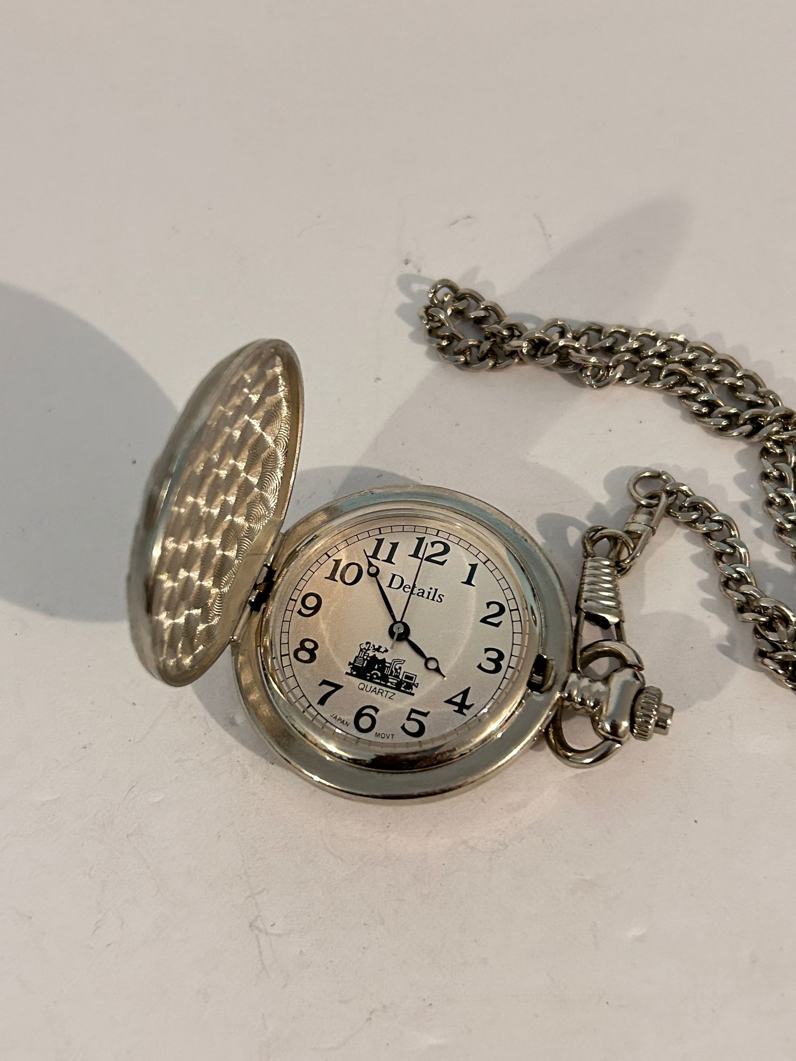 Vintage Details Pocket Pocket Watch Quartz working: Vintage Details Pocket Pocket Watch Quartz working Please view all photos as they are part of the description and condition of this Item, Feel free to contact me with questions or picture requests! Us