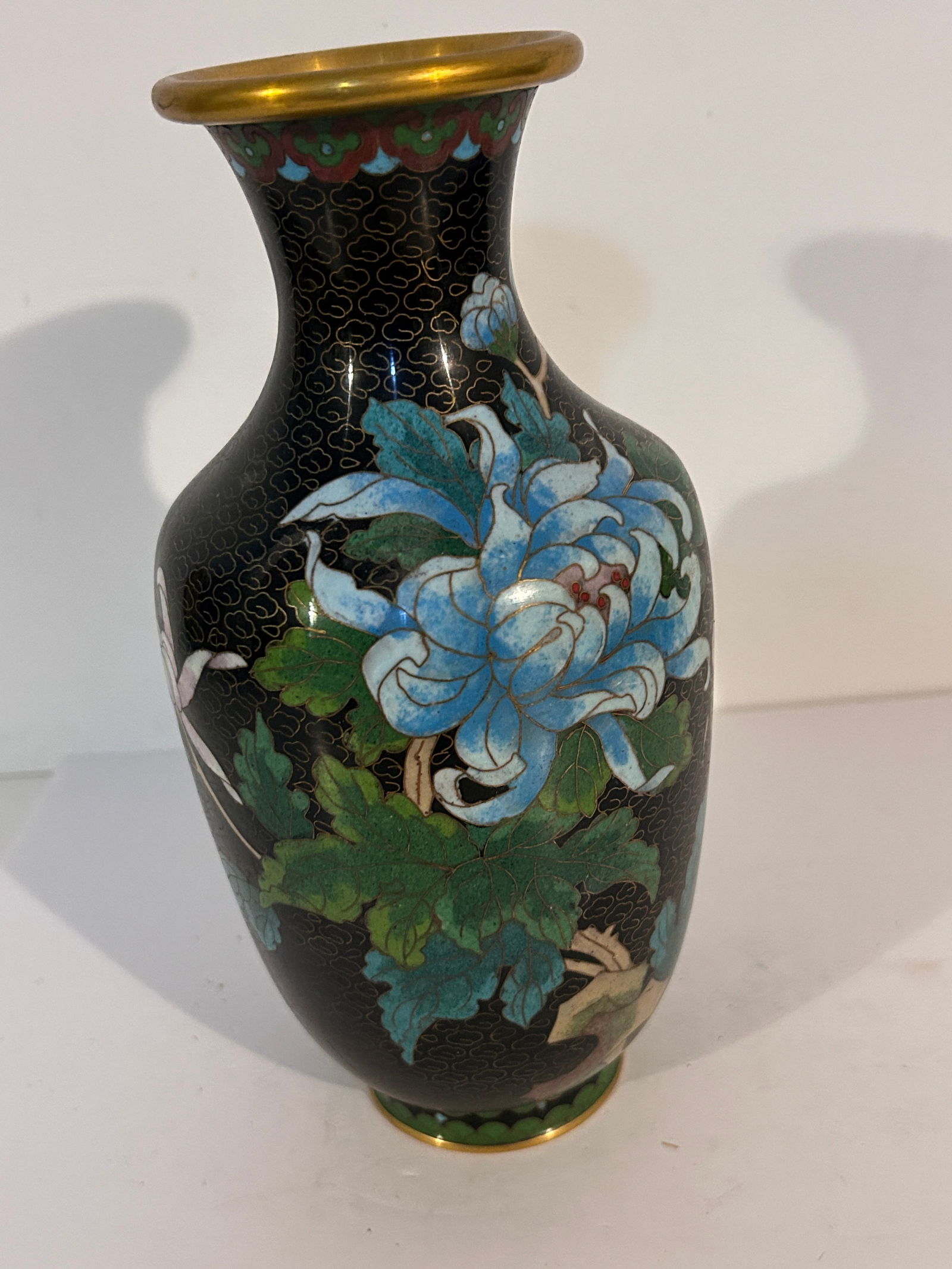 Vtg Chinese Cloisonné Vase 9?? Blue Background Pink & Green Floral Enamel Brass: Vtg Chinese Cloisonné Vase 9” Blue Background Pink & Green Floral Enamel Brass Please view all photos as they are part of the description and condition of this Item, Feel free to contact me wit