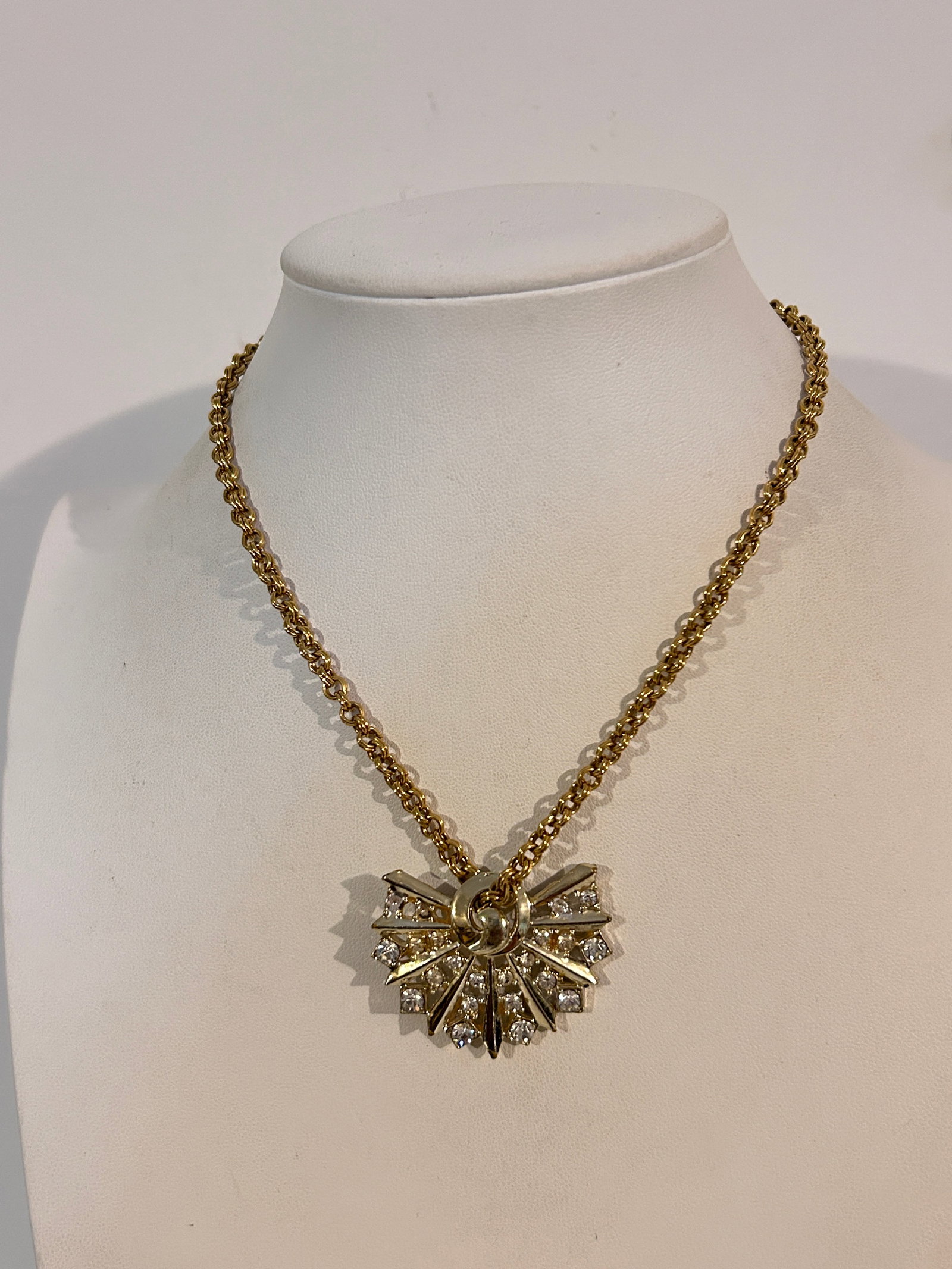Vintage Necklace: Vintage Necklace Please view all photos as they are part of the description and condition of this Item, Feel free to contact me with questions or picture requests! Used Item AS IS