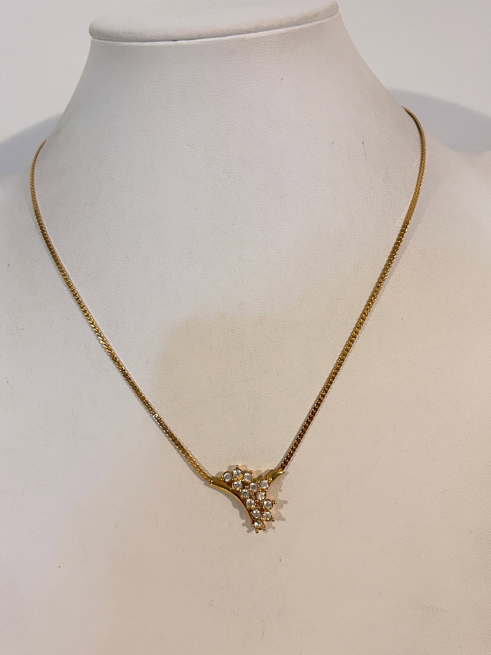Vintage Necklace: Vintage Necklace Please view all photos as they are part of the description and condition of this Item, Feel free to contact me with questions or picture requests! Used Item AS IS
