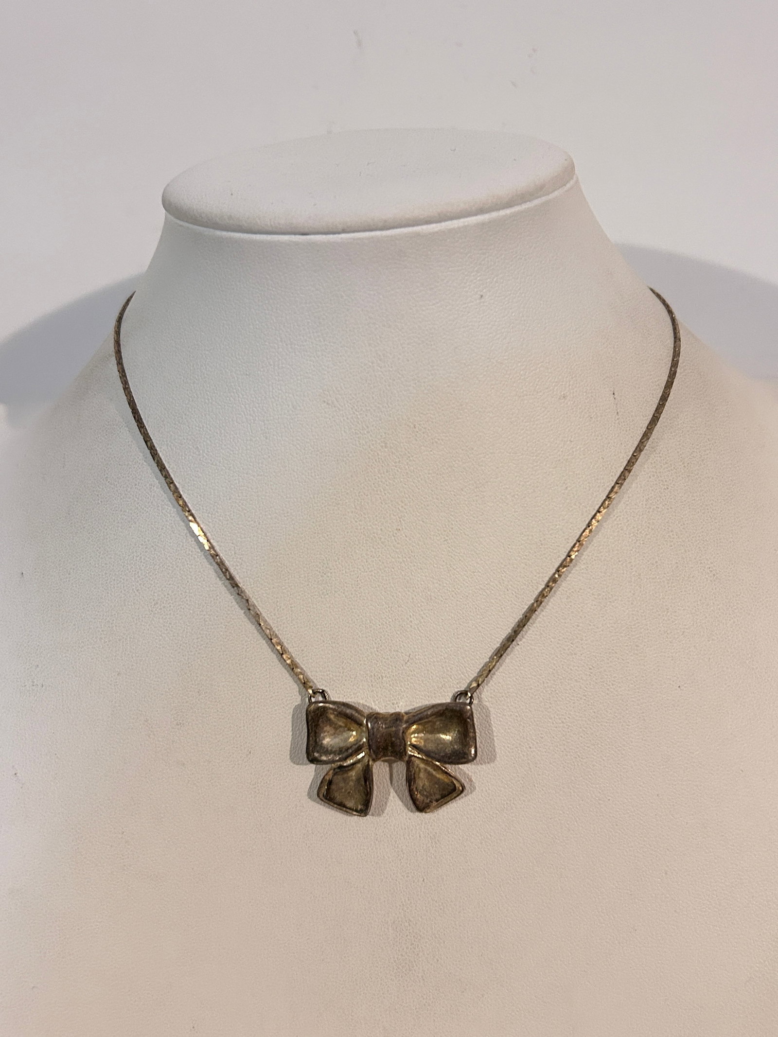 Vintage Necklace: Vintage Necklace Please view all photos as they are part of the description and condition of this Item, Feel free to contact me with questions or picture requests! Used Item AS IS