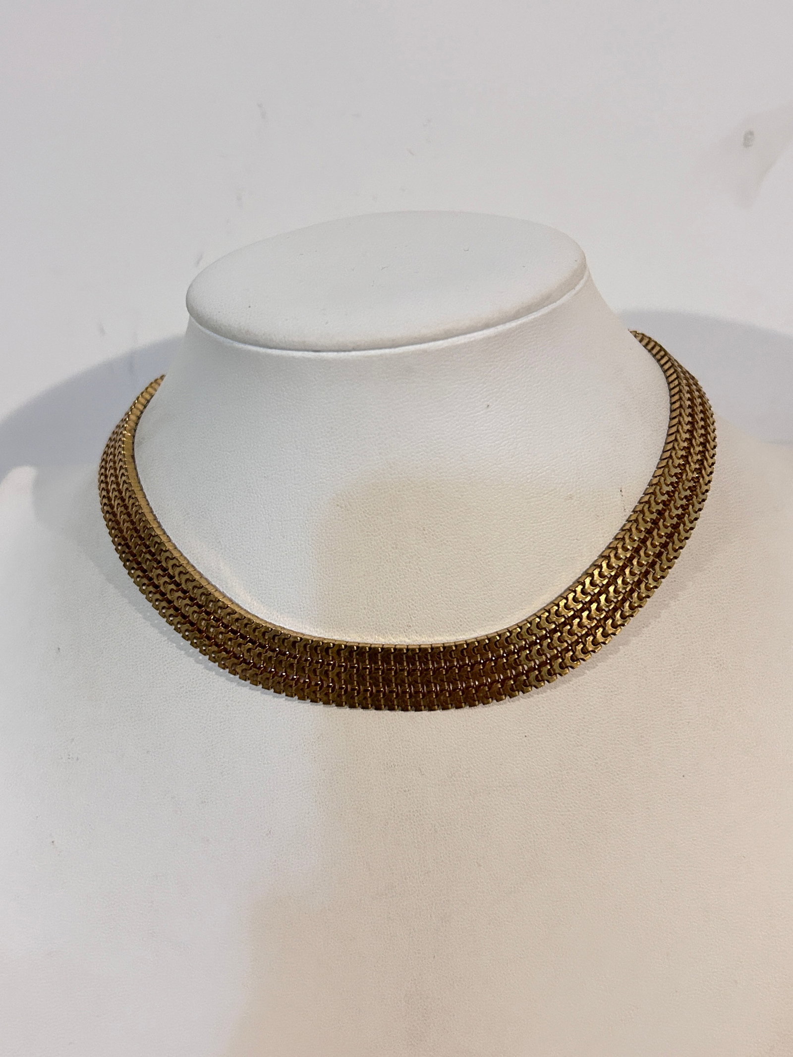 Vintage Necklace: Vintage Necklace Please view all photos as they are part of the description and condition of this Item, Feel free to contact me with questions or picture requests! Used Item AS IS