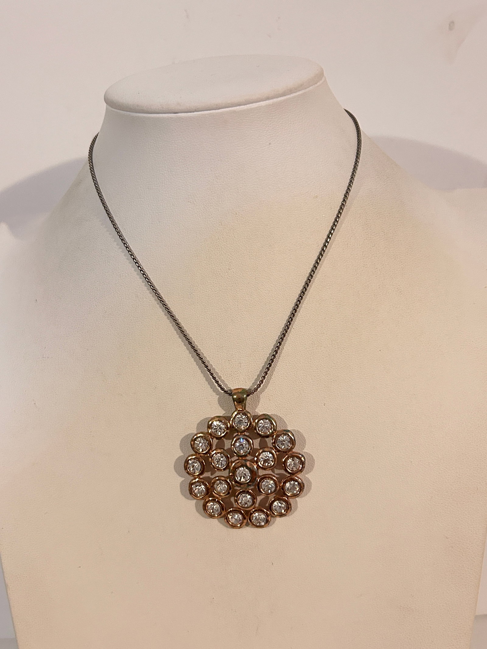 Vintage Necklace: Vintage Necklace Please view all photos as they are part of the description and condition of this Item, Feel free to contact me with questions or picture requests! Used Item AS IS