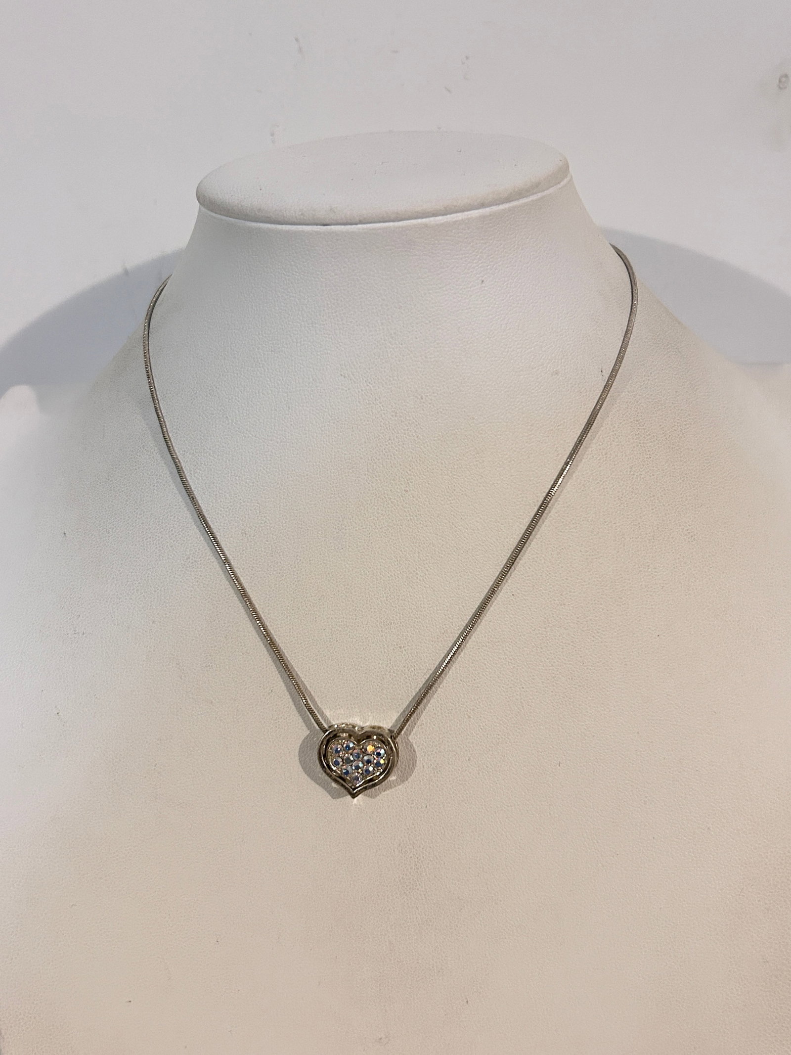 Vintage Necklace: Vintage Necklace Please view all photos as they are part of the description and condition of this Item, Feel free to contact me with questions or picture requests! Used Item AS IS
