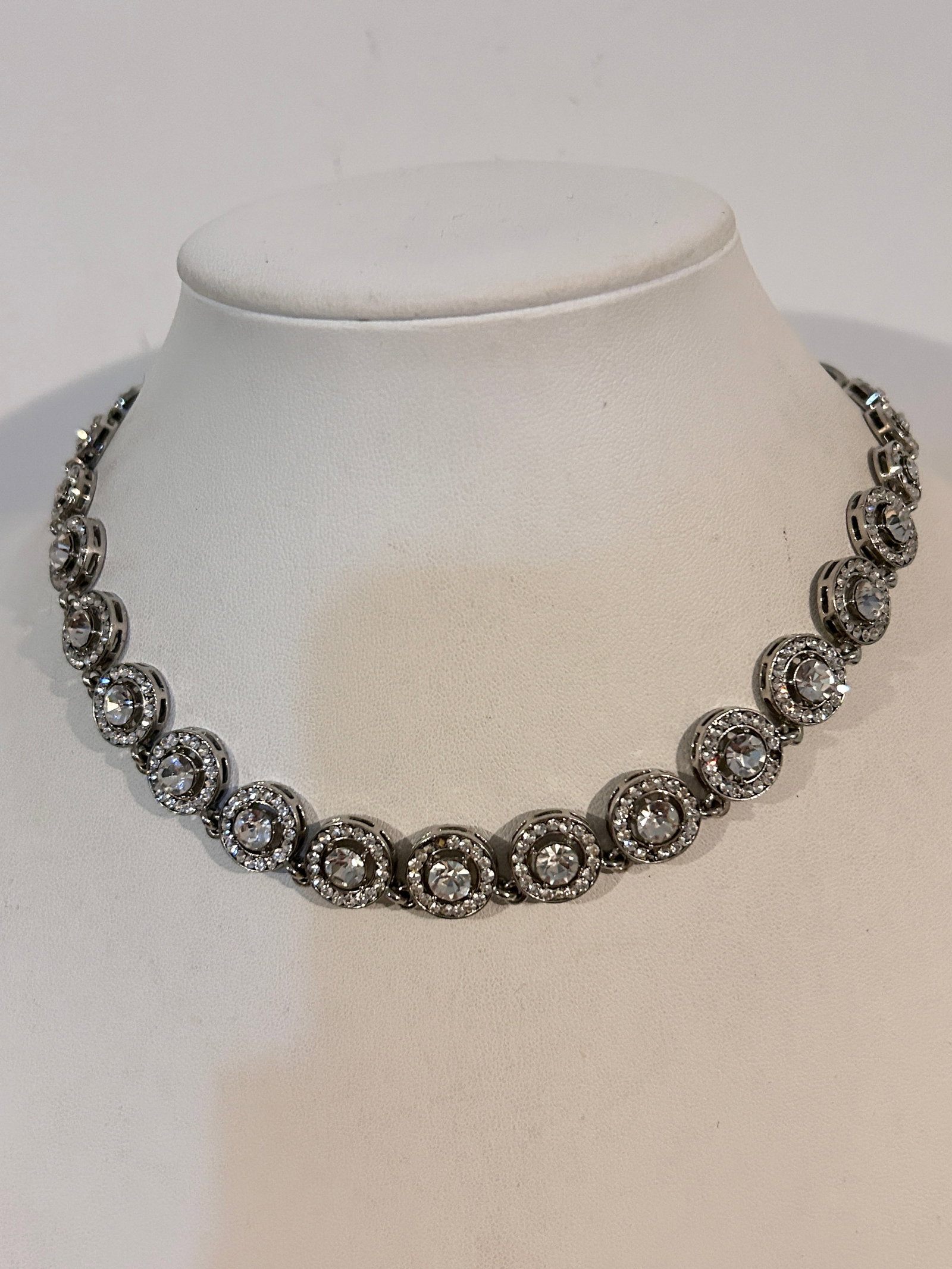 Vintage Necklace: Vintage Necklace Please view all photos as they are part of the description and condition of this Item, Feel free to contact me with questions or picture requests! Used Item AS IS