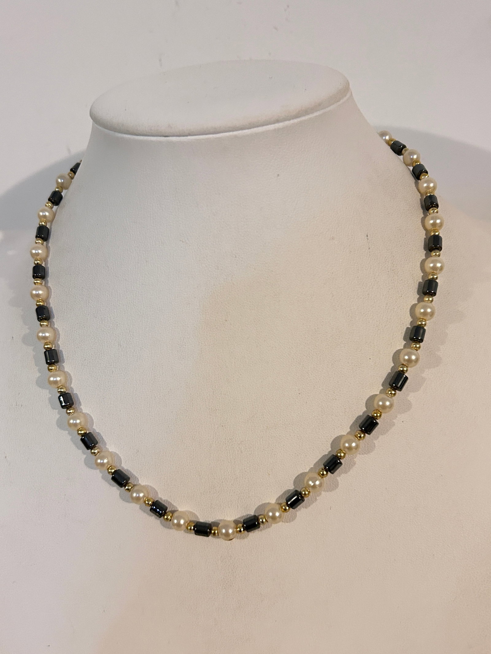 Vintage Necklace: Vintage Necklace Please view all photos as they are part of the description and condition of this Item, Feel free to contact me with questions or picture requests! Used Item AS IS
