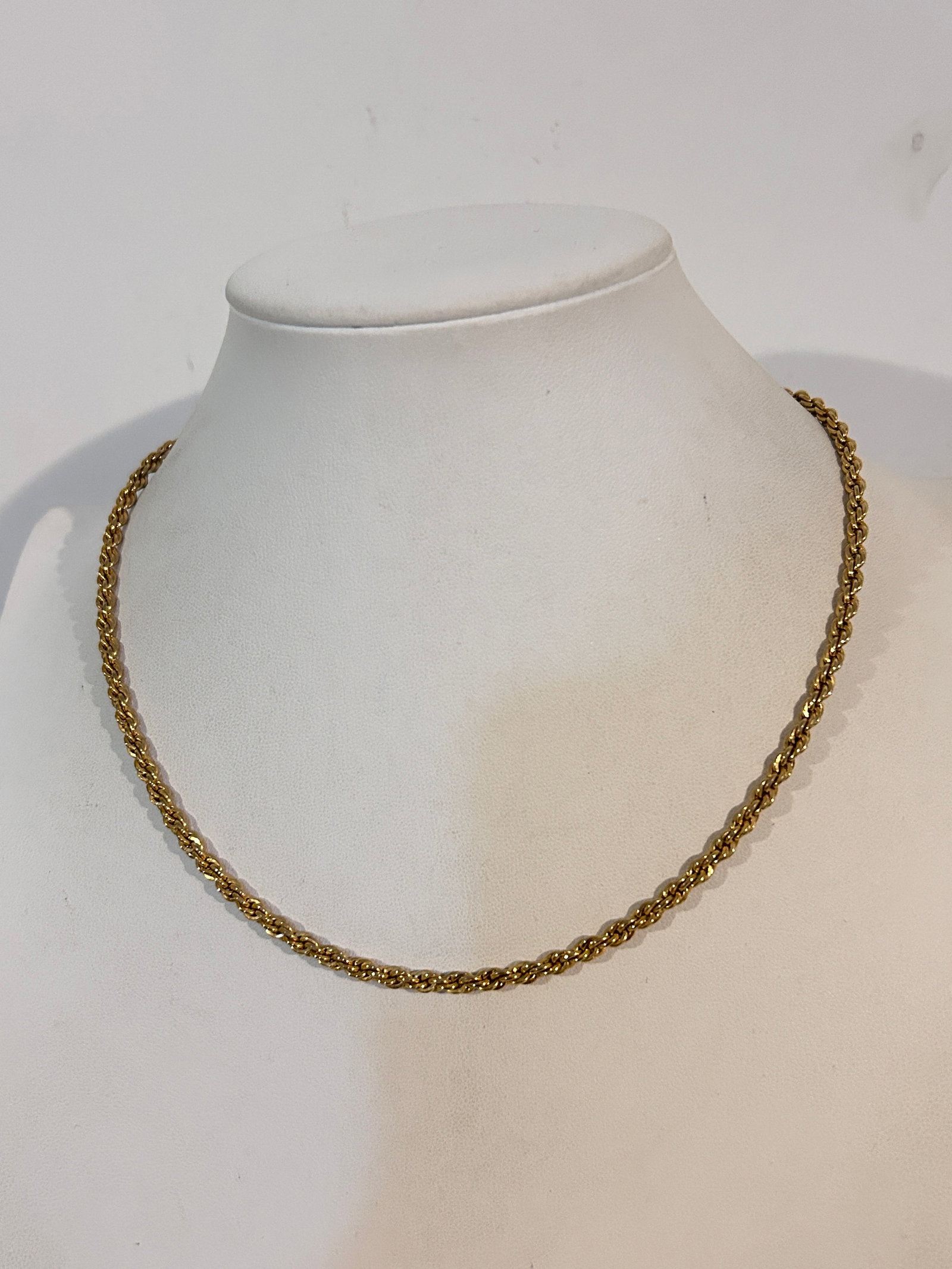 Vintage Necklace: Vintage Necklace Please view all photos as they are part of the description and condition of this Item, Feel free to contact me with questions or picture requests! Used Item AS IS