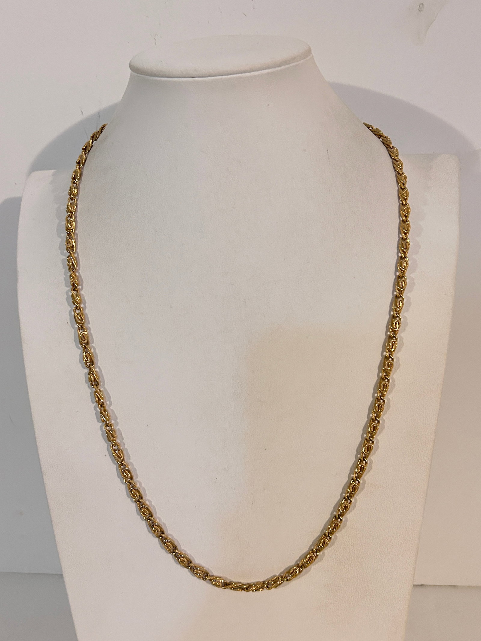 Vintage Necklace: Vintage Necklace Please view all photos as they are part of the description and condition of this Item, Feel free to contact me with questions or picture requests! Used Item AS IS