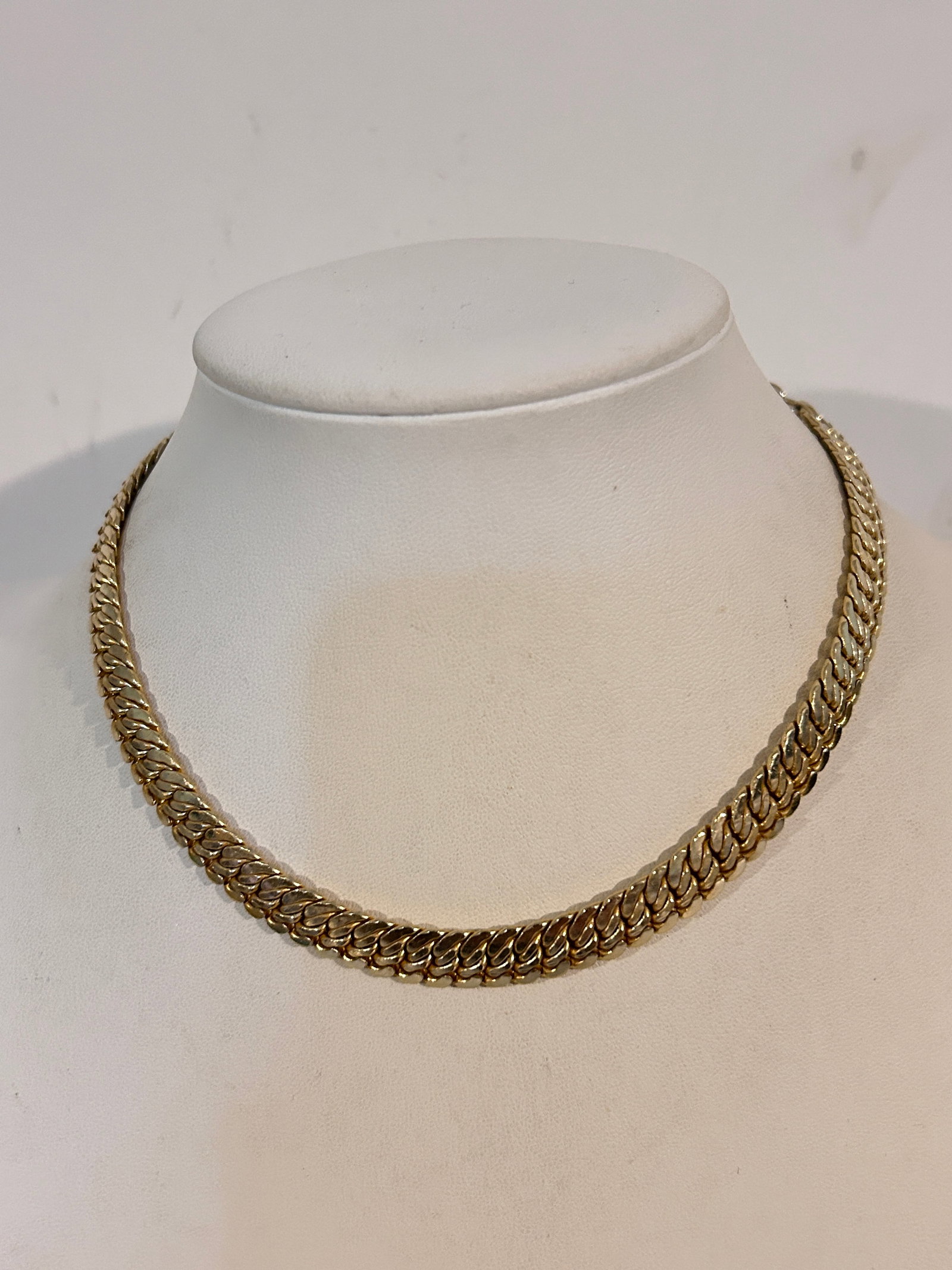 Vintage Necklace: Vintage Necklace Please view all photos as they are part of the description and condition of this Item, Feel free to contact me with questions or picture requests! Used Item AS IS