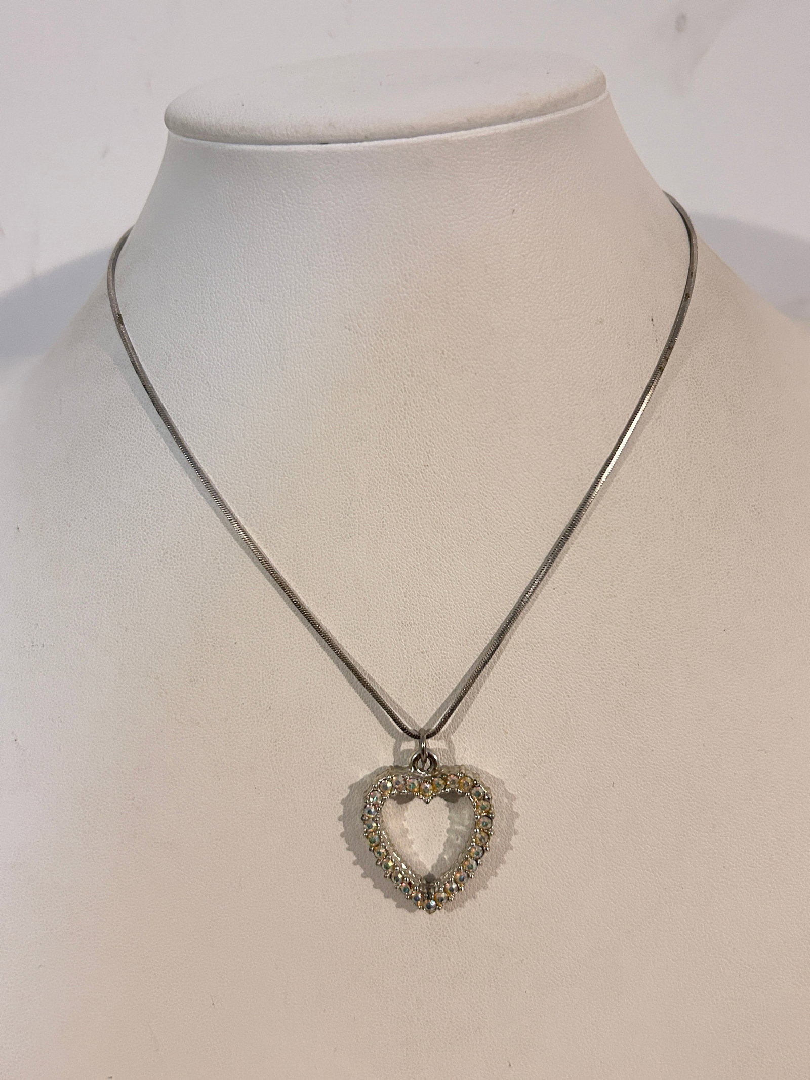Vintage Necklace: Vintage Necklace Please view all photos as they are part of the description and condition of this Item, Feel free to contact me with questions or picture requests! Used Item AS IS