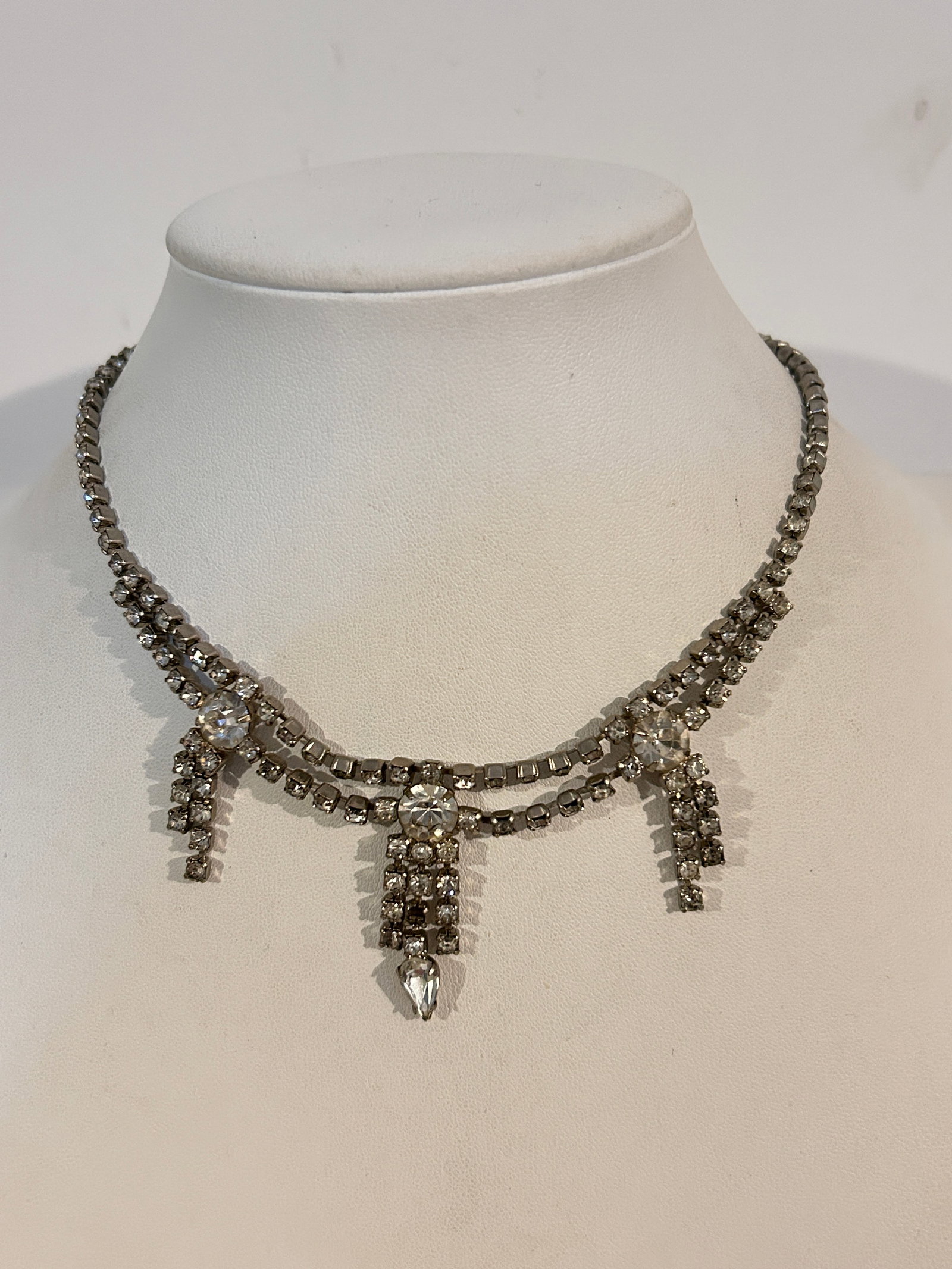 Vintage Necklace: Vintage Necklace Please view all photos as they are part of the description and condition of this Item, Feel free to contact me with questions or picture requests! Used Item AS IS