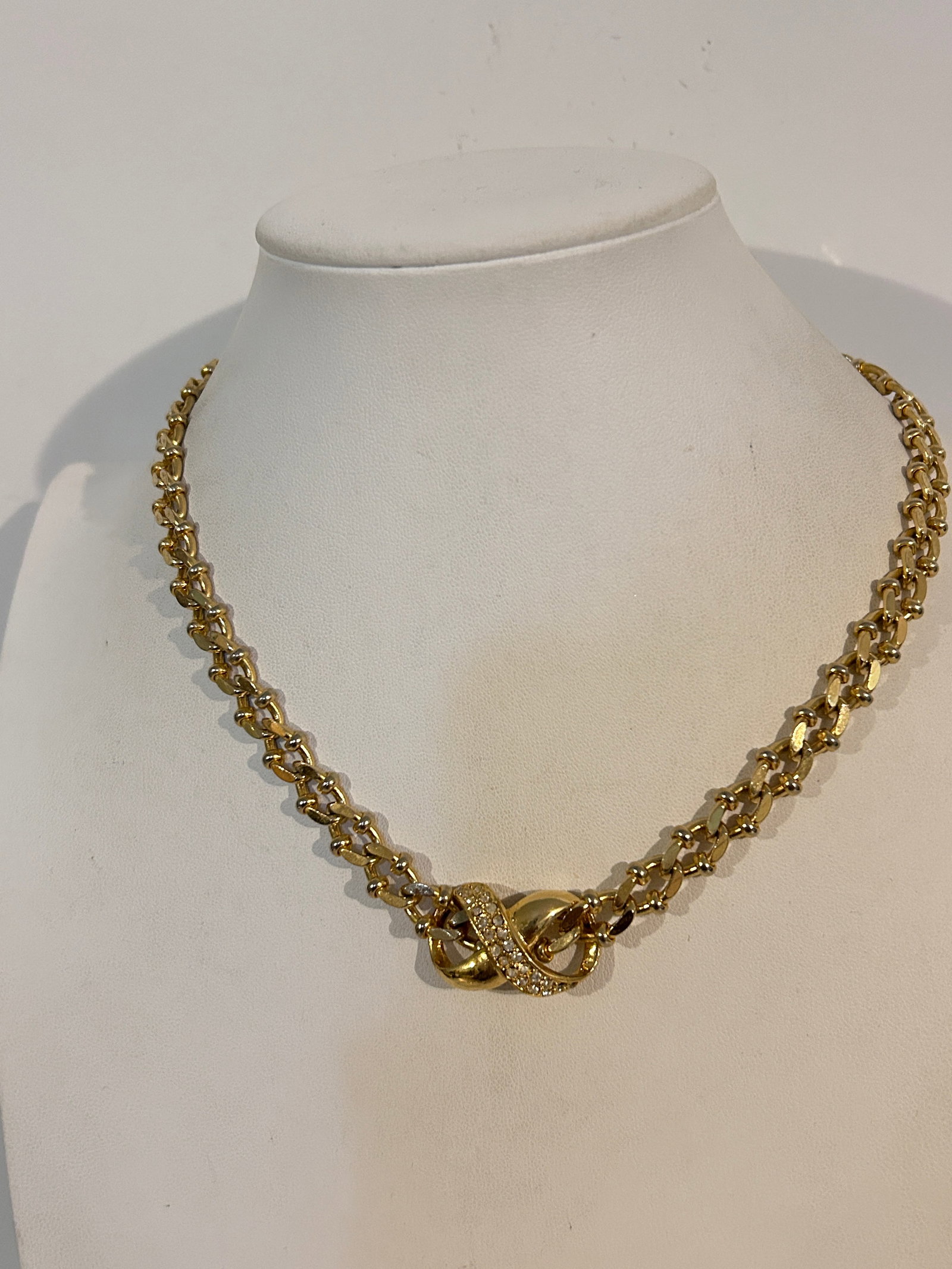 Vintage Necklace: Vintage Necklace Please view all photos as they are part of the description and condition of this Item, Feel free to contact me with questions or picture requests! Used Item AS IS