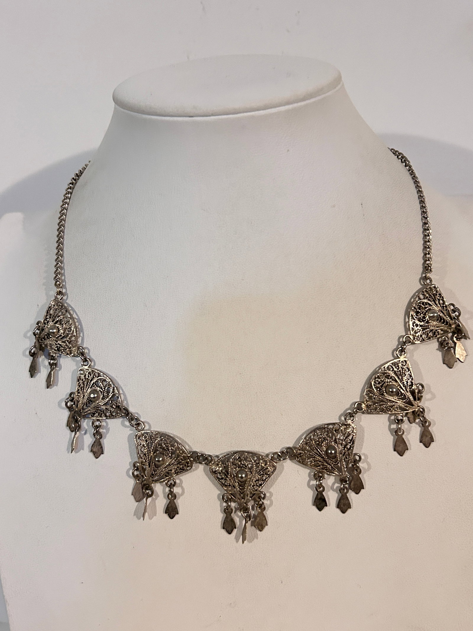 Vintage Necklace: Vintage Necklace Please view all photos as they are part of the description and condition of this Item, Feel free to contact me with questions or picture requests! Used Item AS IS