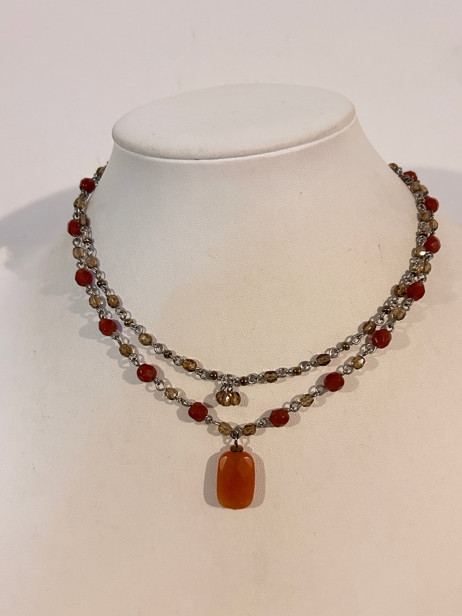 Vintage Necklace: Vintage Necklace Please view all photos as they are part of the description and condition of this Item, Feel free to contact me with questions or picture requests! Used Item AS IS