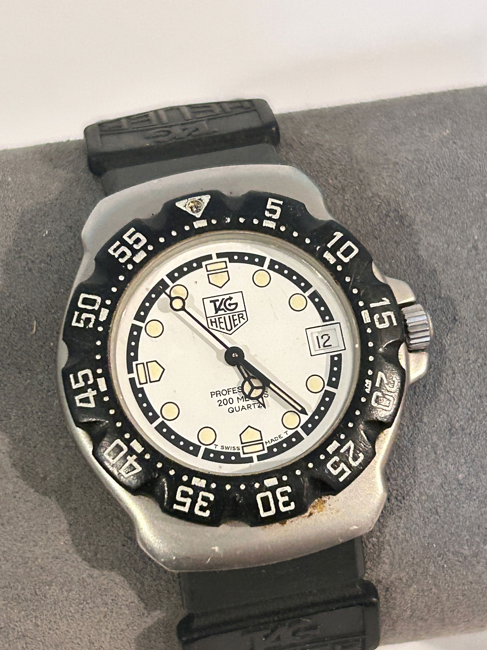 Tag Heuer WA1218 Professional 200 Meters Quartz Dive Watch works great!!!: Tag Heuer WA1218 Professional 200 Meters Quartz Dive Watch works great!!! Please view all photos as they are part of the description and condition of this Item, Feel free to contact me with questions