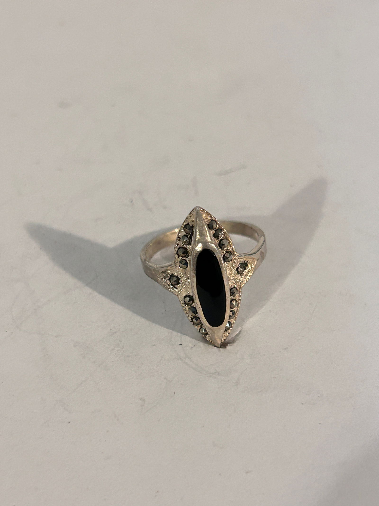 Vintage Sterling Silver Marcasite Onyx Ring Sz 6: Vintage Sterling Silver Marcasite Onyx Ring Sz 6 Please view all photos as they are part of the description and condition of this Item, Feel free to contact me with questions or picture requests! Used