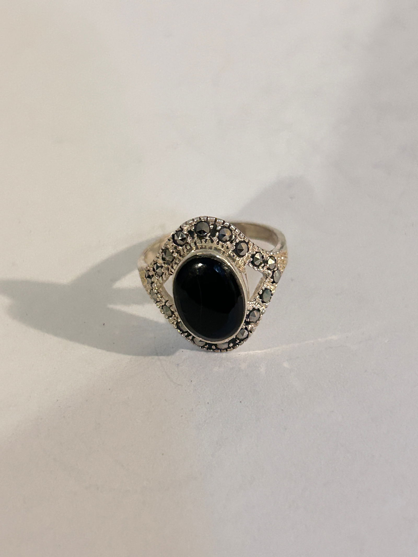 Vintage Sterling Silver Marcasite Onyx Ring Sz 6: Vintage Sterling Silver Marcasite Onyx Ring Sz 6 Please view all photos as they are part of the description and condition of this Item, Feel free to contact me with questions or picture requests! Used