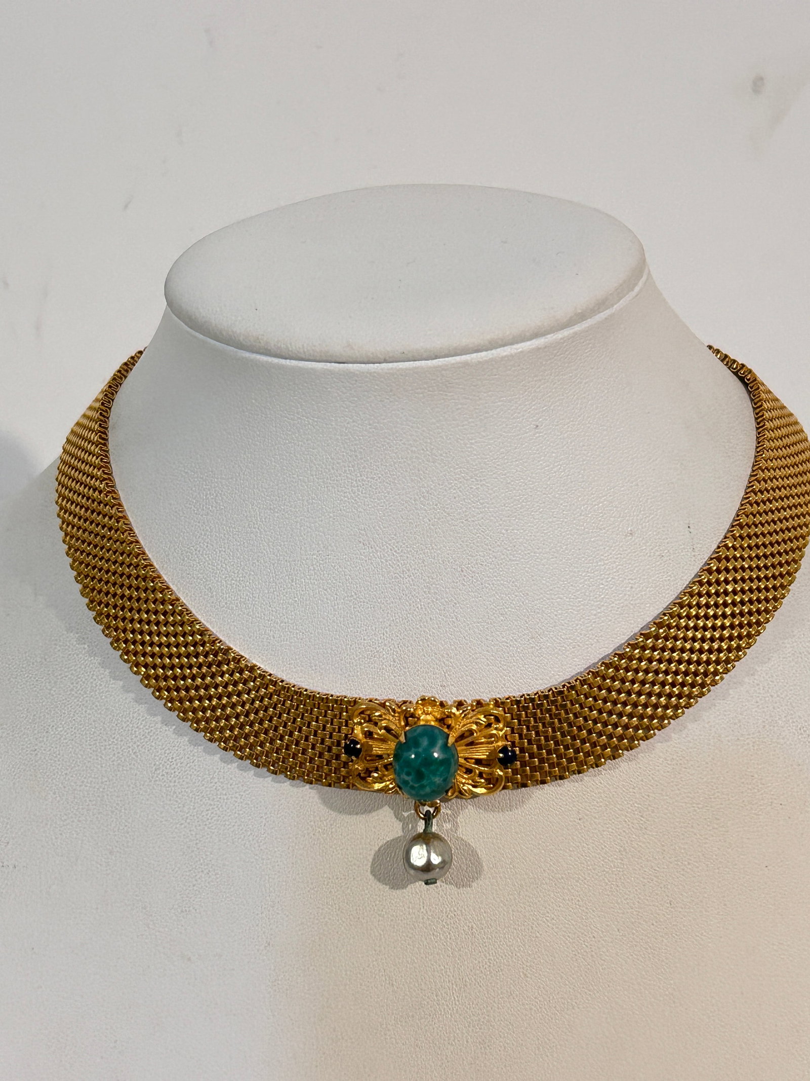 Vintage Gold tone Mesh Choker Necklace Sz 14": Vintage Gold tone Mesh Choker Necklace Sz 14" Please view all photos as they are part of the description and condition of this Item, Feel free to contact me with questions or picture requests! Used It