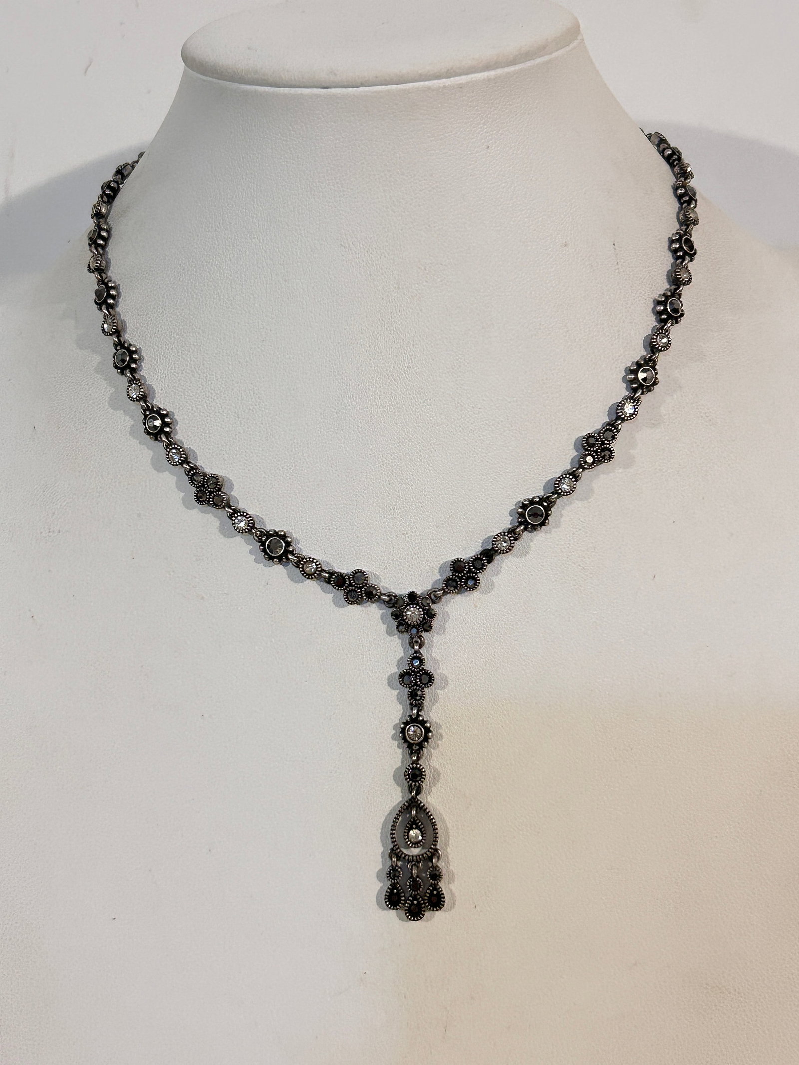 Vintage Rhinestone Necklace Sz 16": Vintage Rhinestone Necklace Sz 16" Please view all photos as they are part of the description and condition of this Item, Feel free to contact me with questions or picture requests! Used Item AS IS
