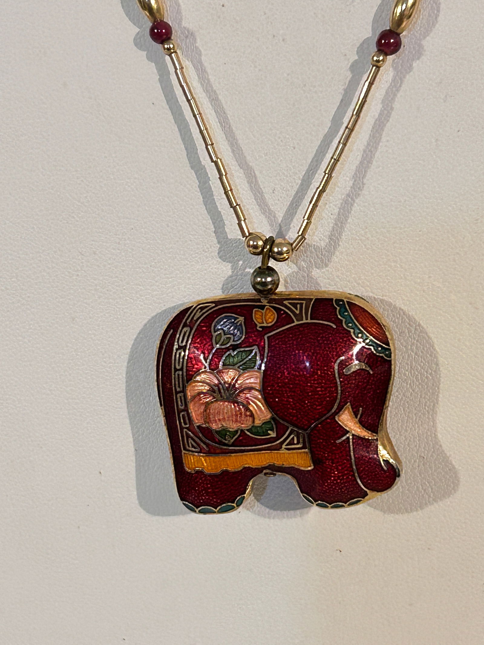 Vintage Cloisonne Elephant pendant Necklace Sz 22": Vintage Cloisonne Elephant pendant Necklace Sz 22" Please view all photos as they are part of the description and condition of this Item, Feel free to contact me with questions or picture requests! Us